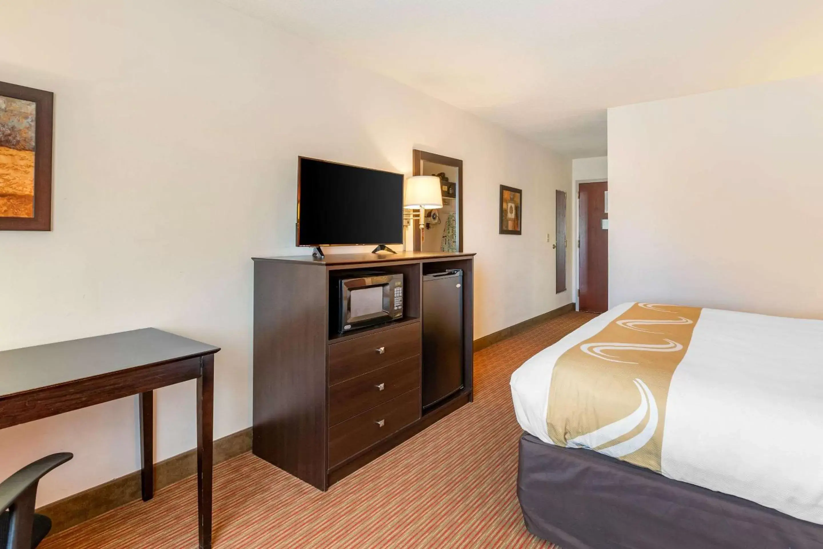 Photo of the whole room, Bed in Quality Inn & Suites Mason City