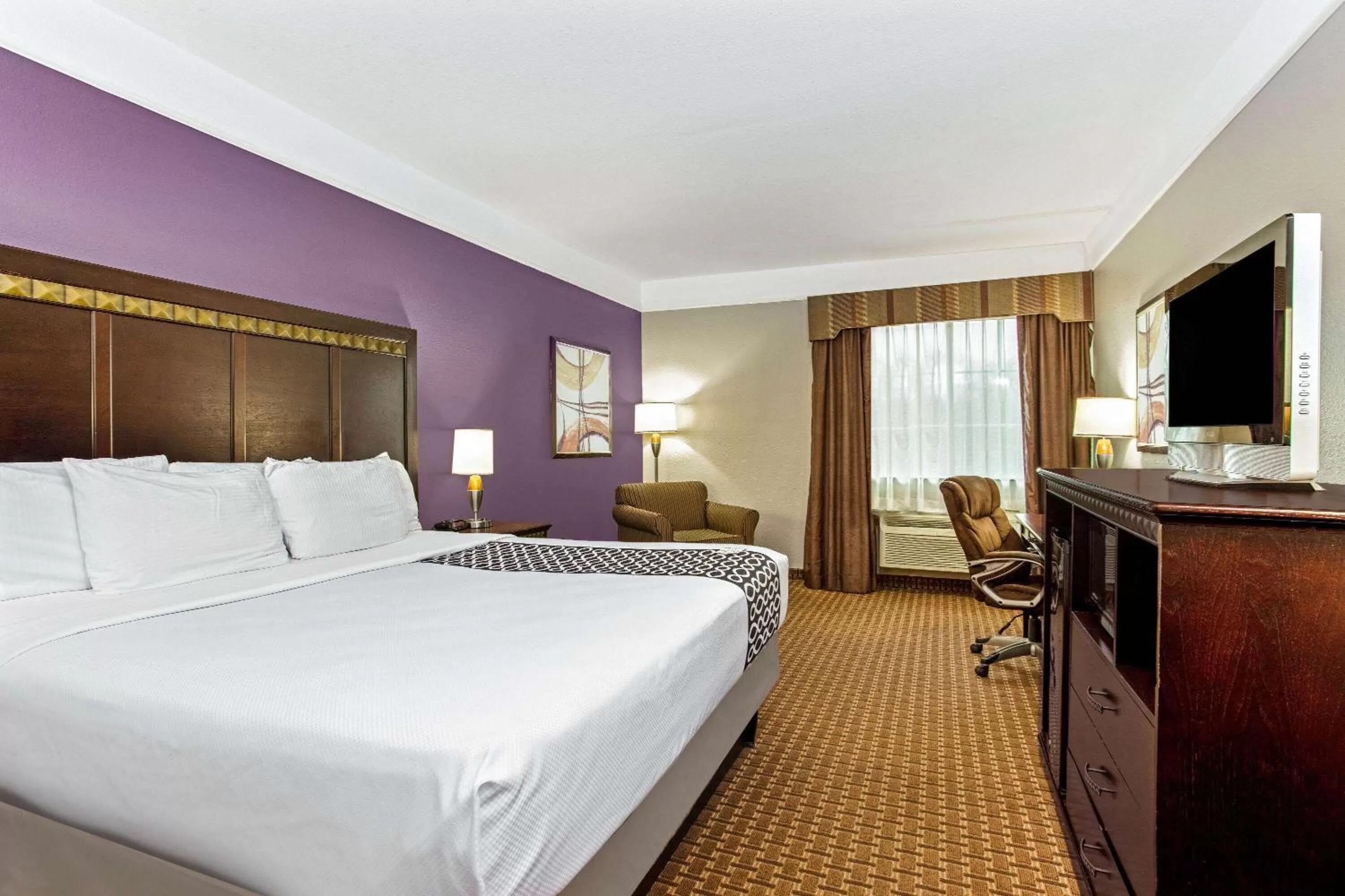 Photo of the whole room, Bed in La Quinta by Wyndham Cleburne