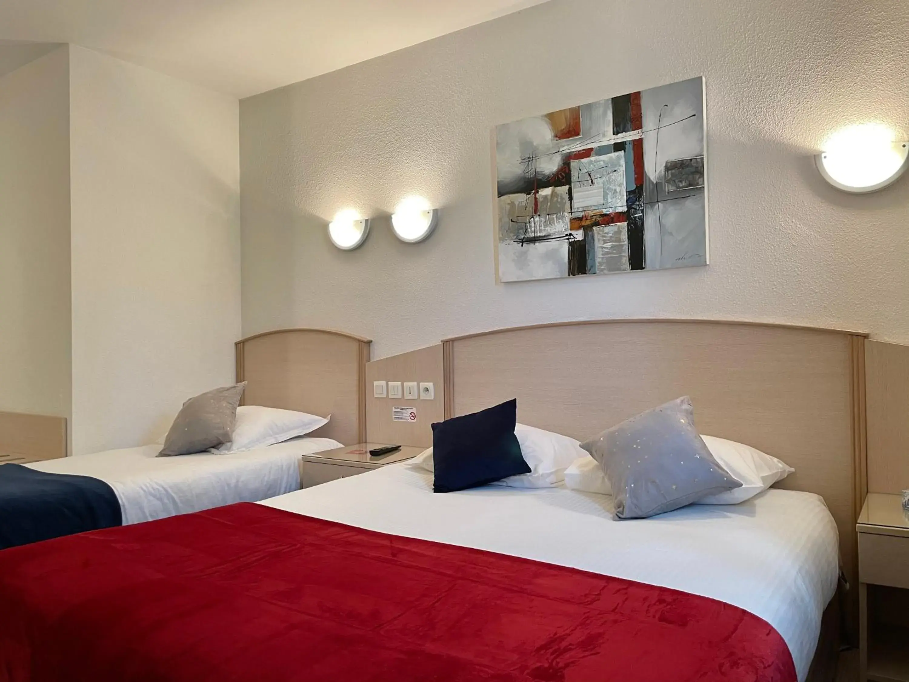 Bedroom, Bed in Hôtel Le Kolibri