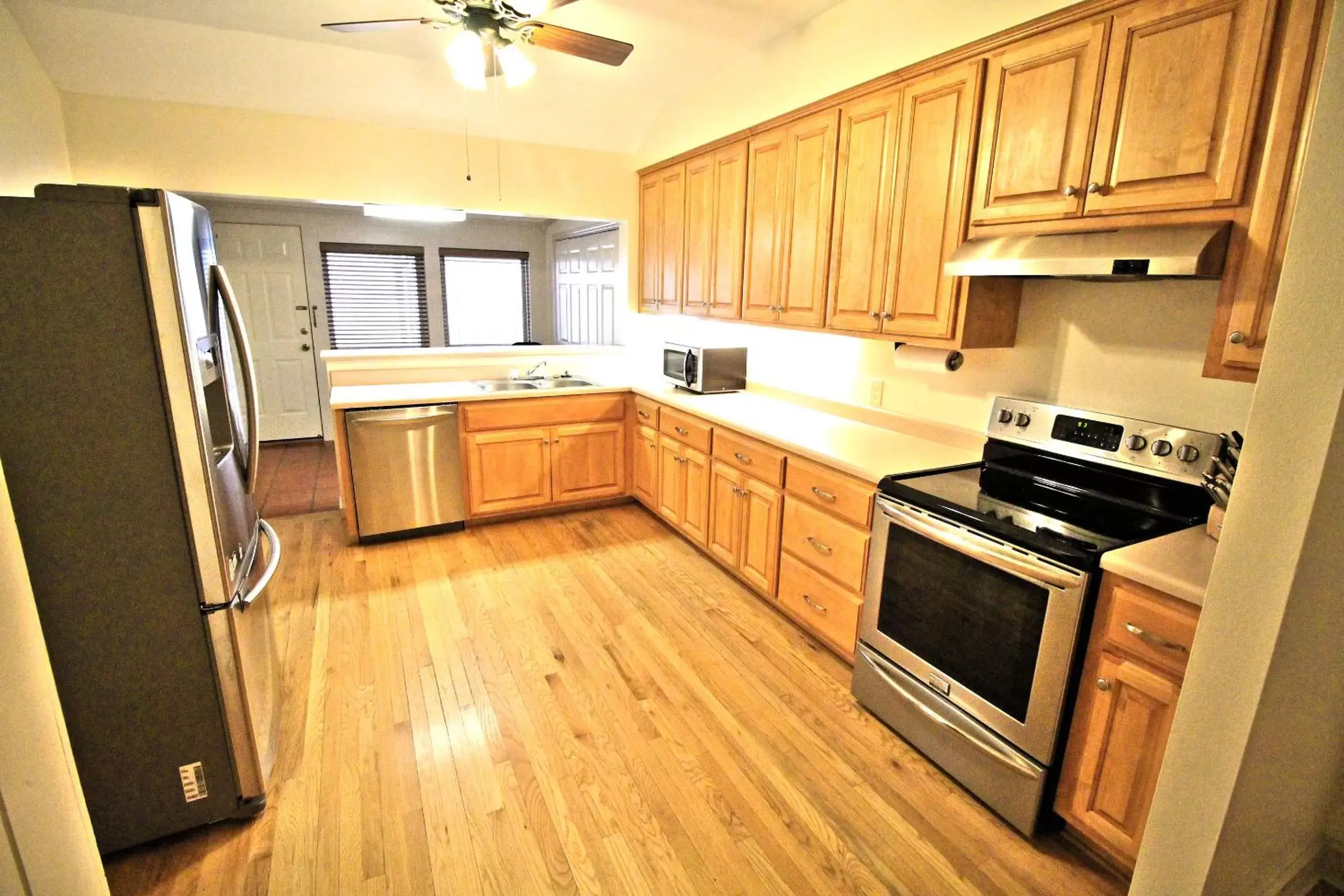 Kitchen or kitchenette, Kitchen/Kitchenette in Peach Tree Inn & Suites