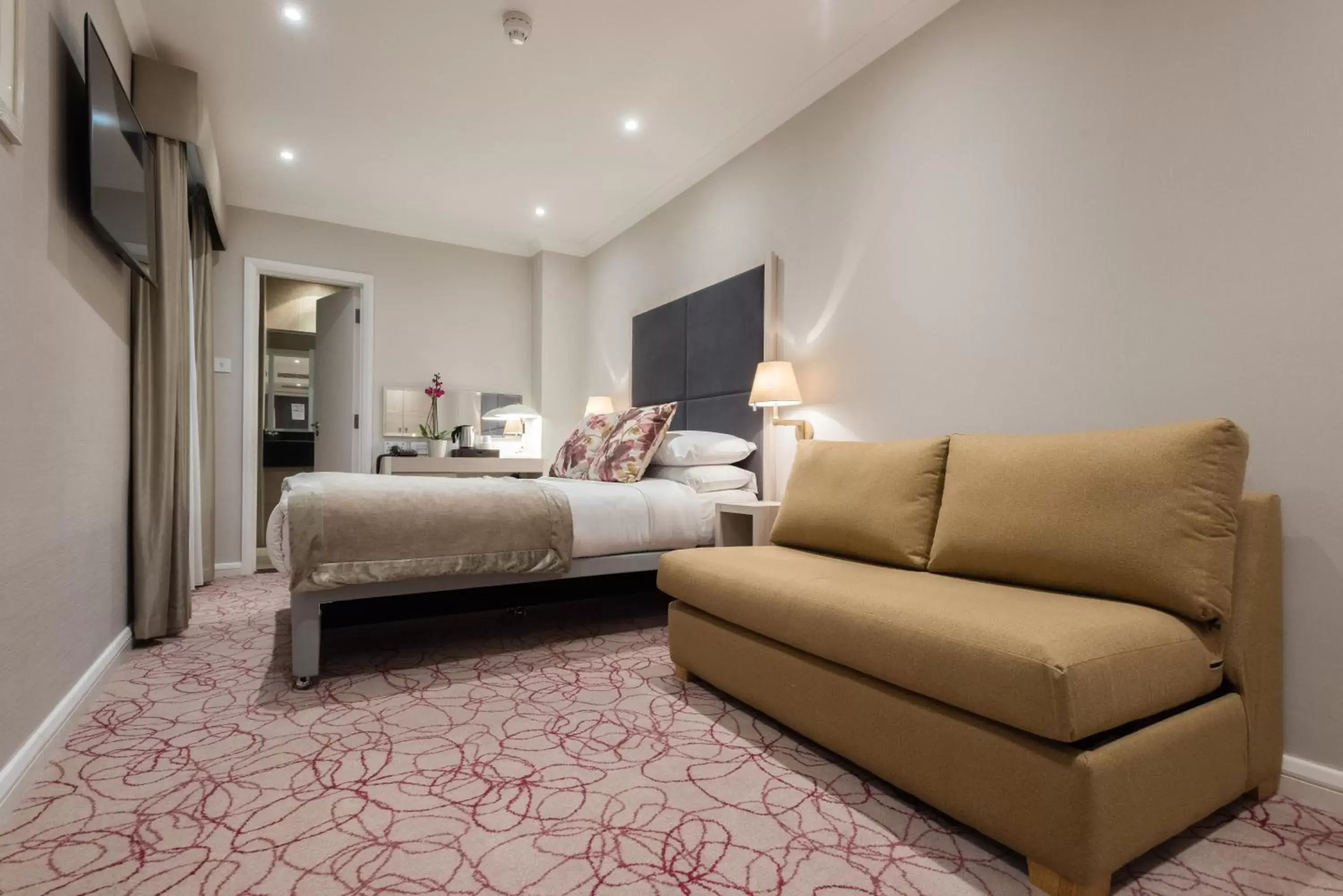 Bedroom, Seating Area in Blandford Hotel