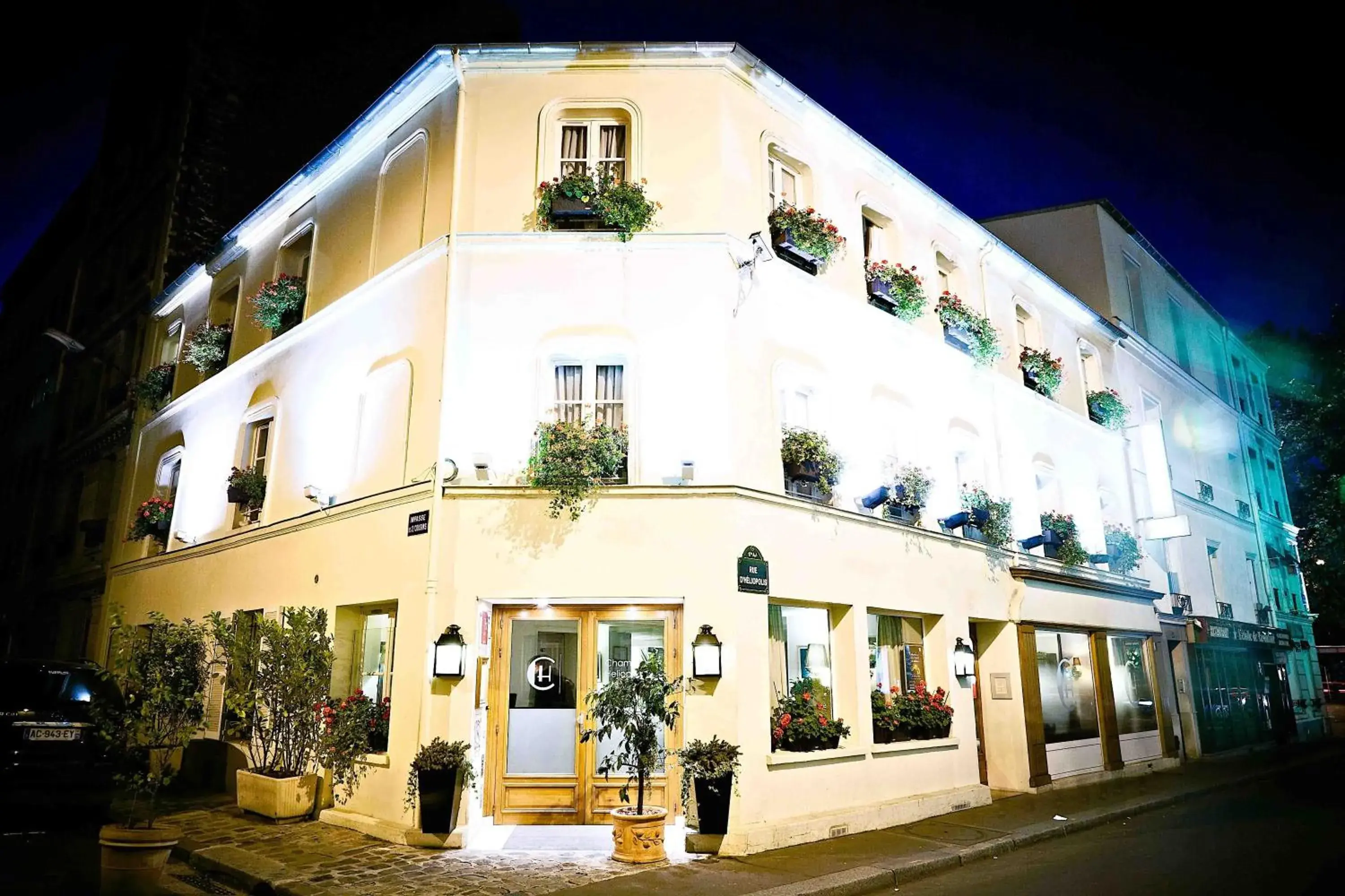 Facade/entrance in Champerret Heliopolis Facade/entrance in Champerret Heliopolis