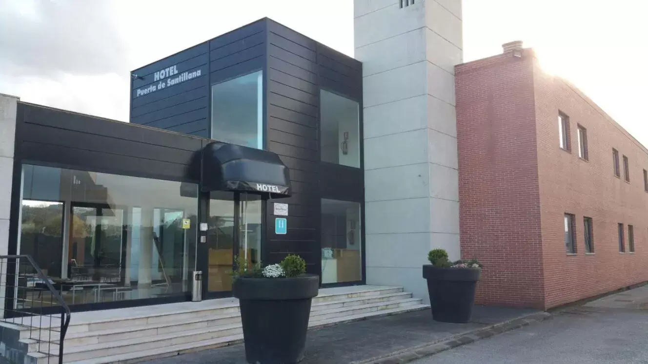 Facade/entrance, Property Building in Puerta de Santillana