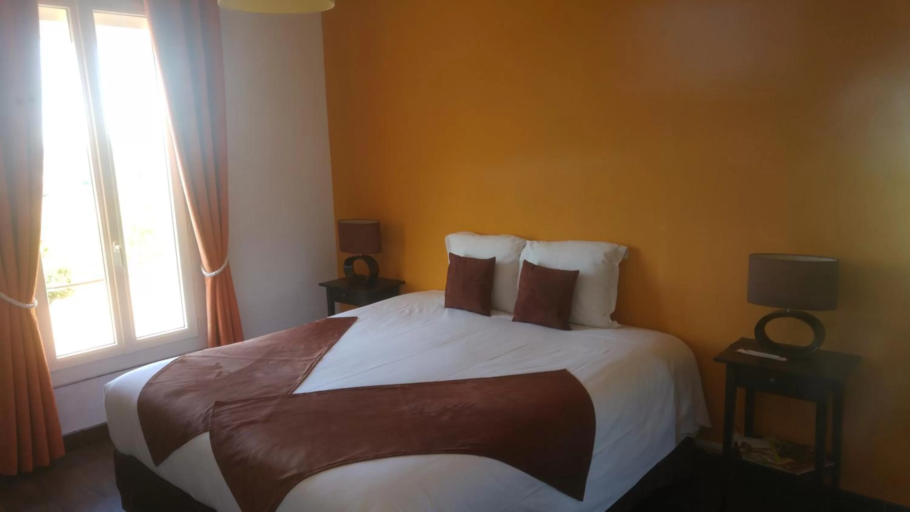 Photo of the whole room, Bed in Le Moulin de Varrians