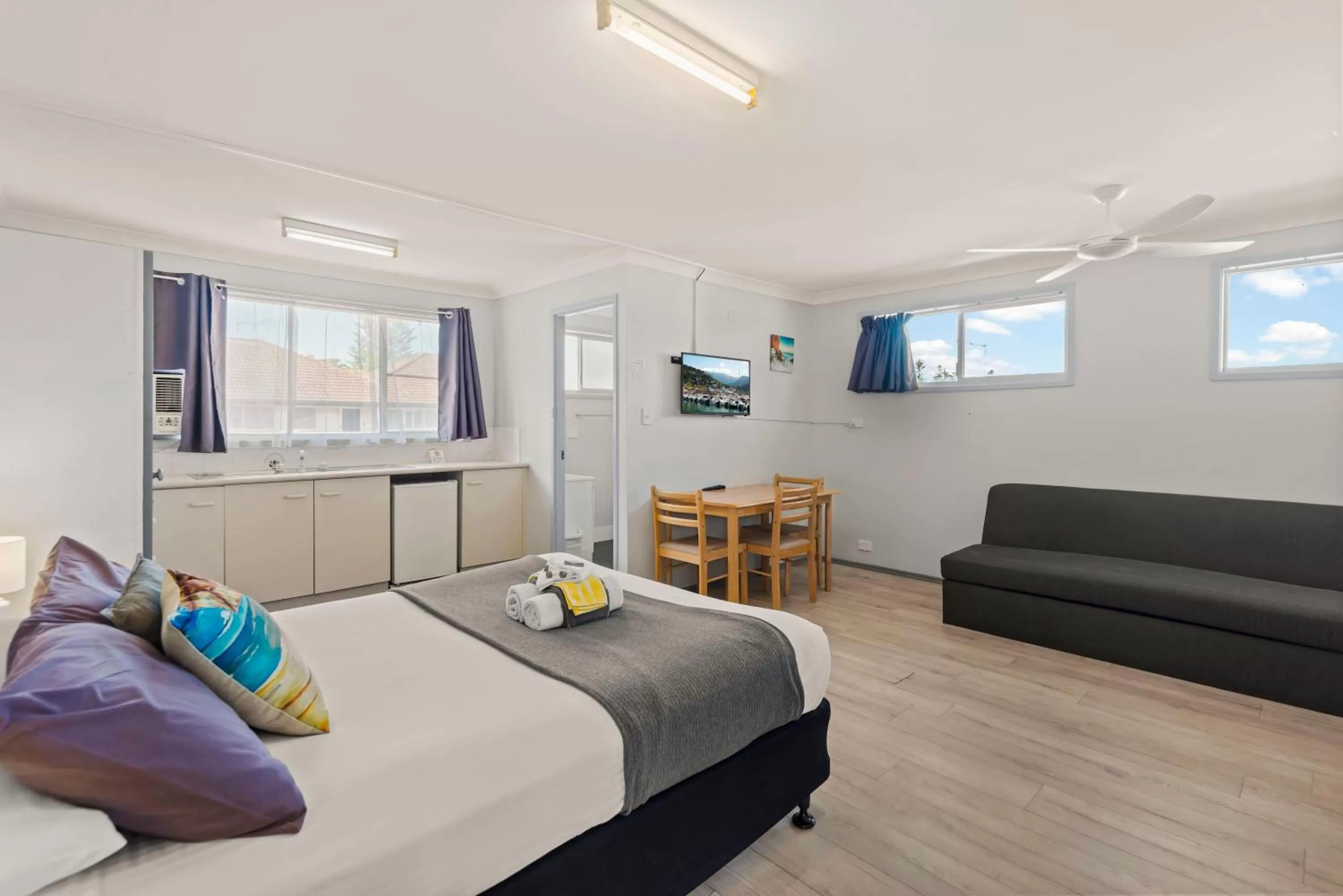 Kitchen or kitchenette, Bed in Pacific Motor Inn