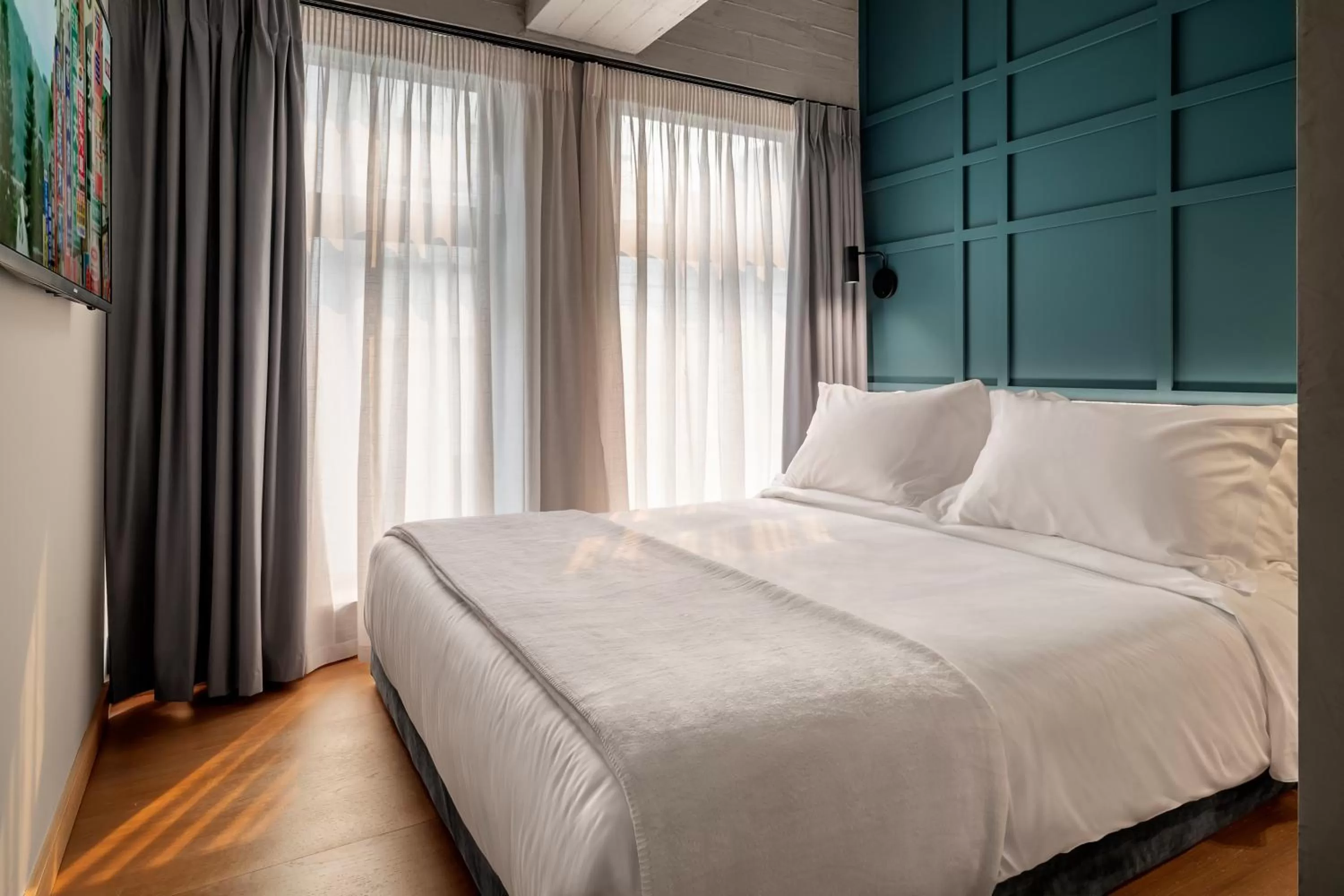 Bed in Bob W Athens Akadimia