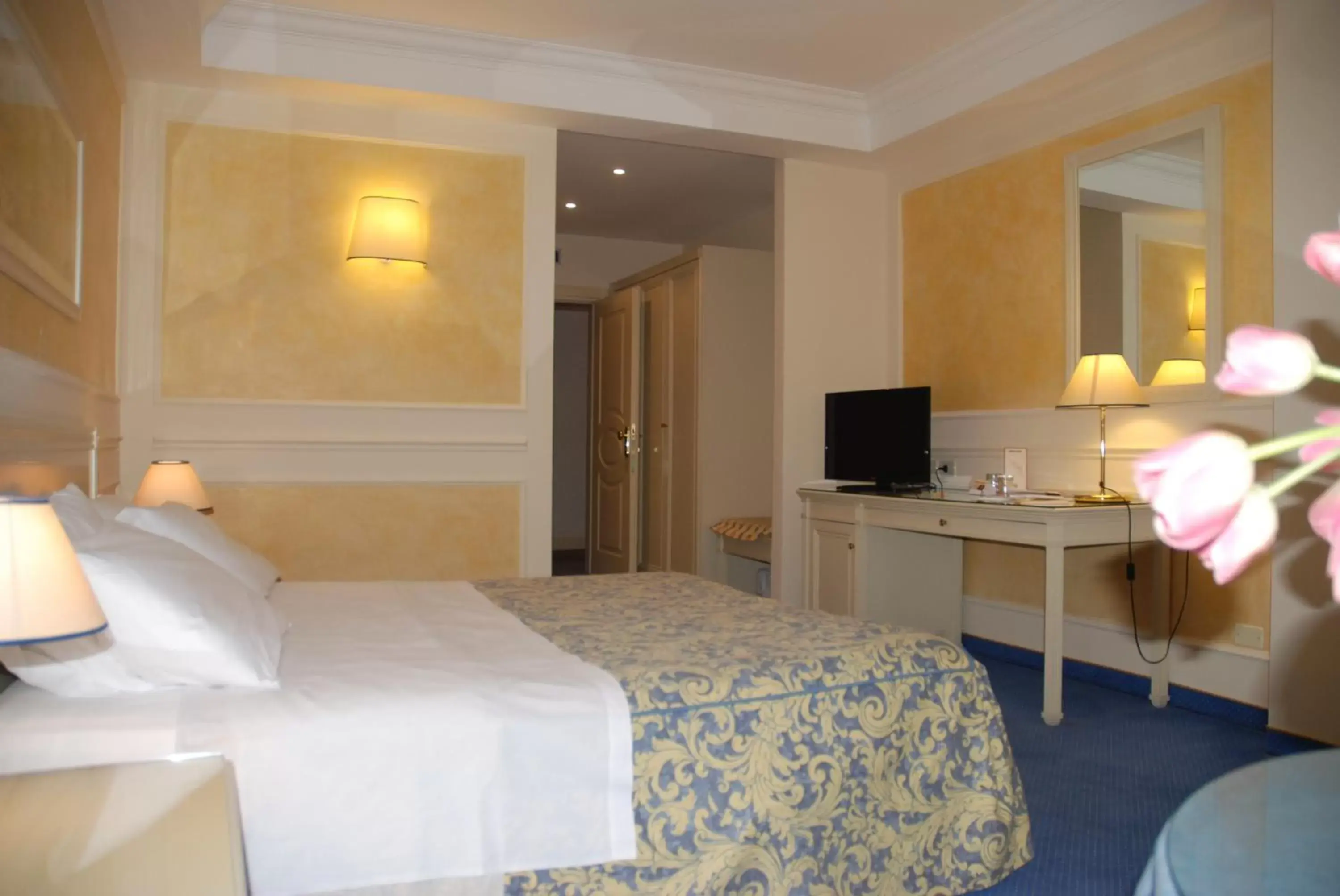 Photo of the whole room, Bed in Hotel Continental Brescia