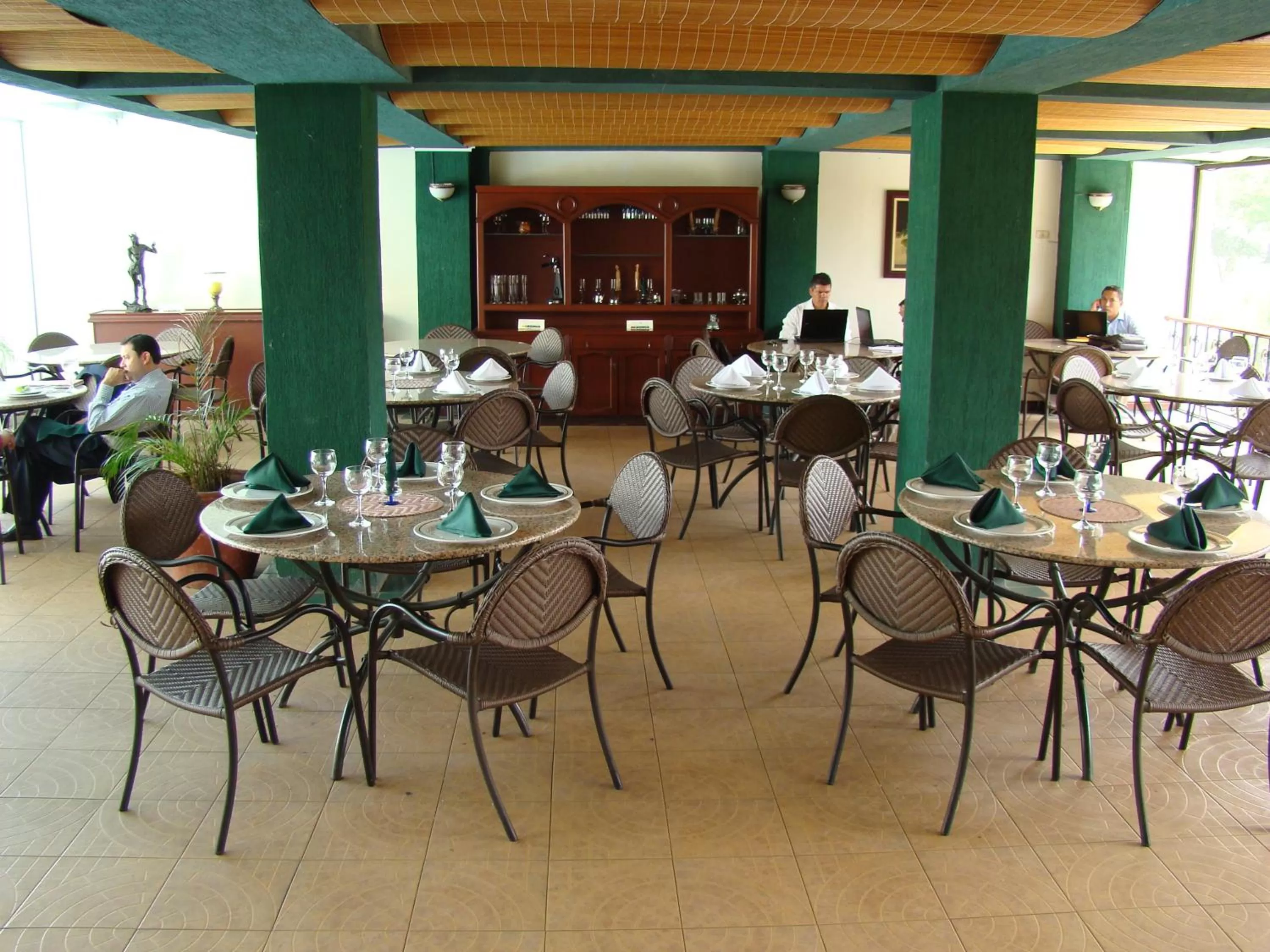 Restaurant/places to eat in Hotel San Fernando Real