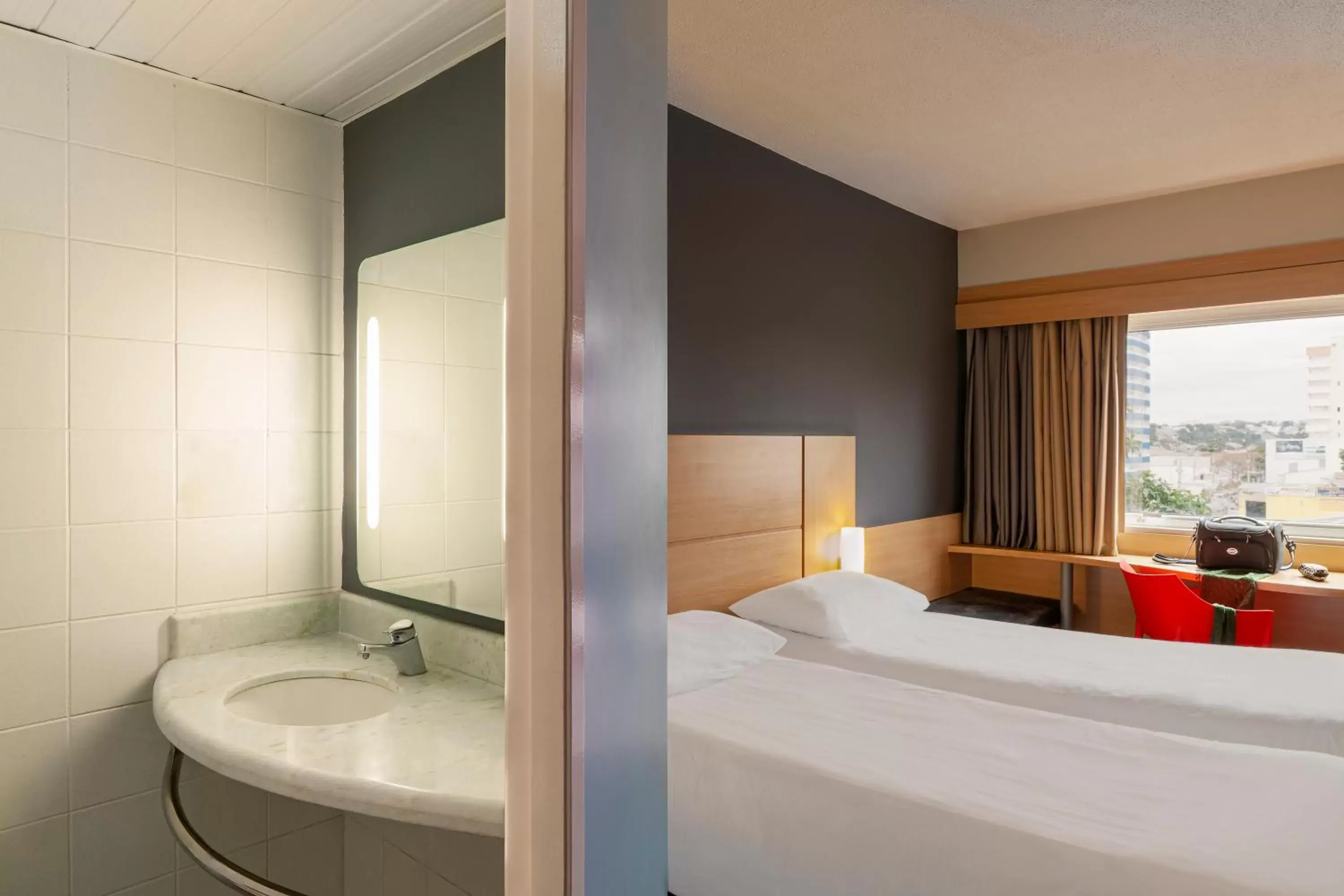 Shower, Bed in ibis Sao Jose dos Campos Dutra Shower, Bed in ibis Sao Jose dos Campos Dutra