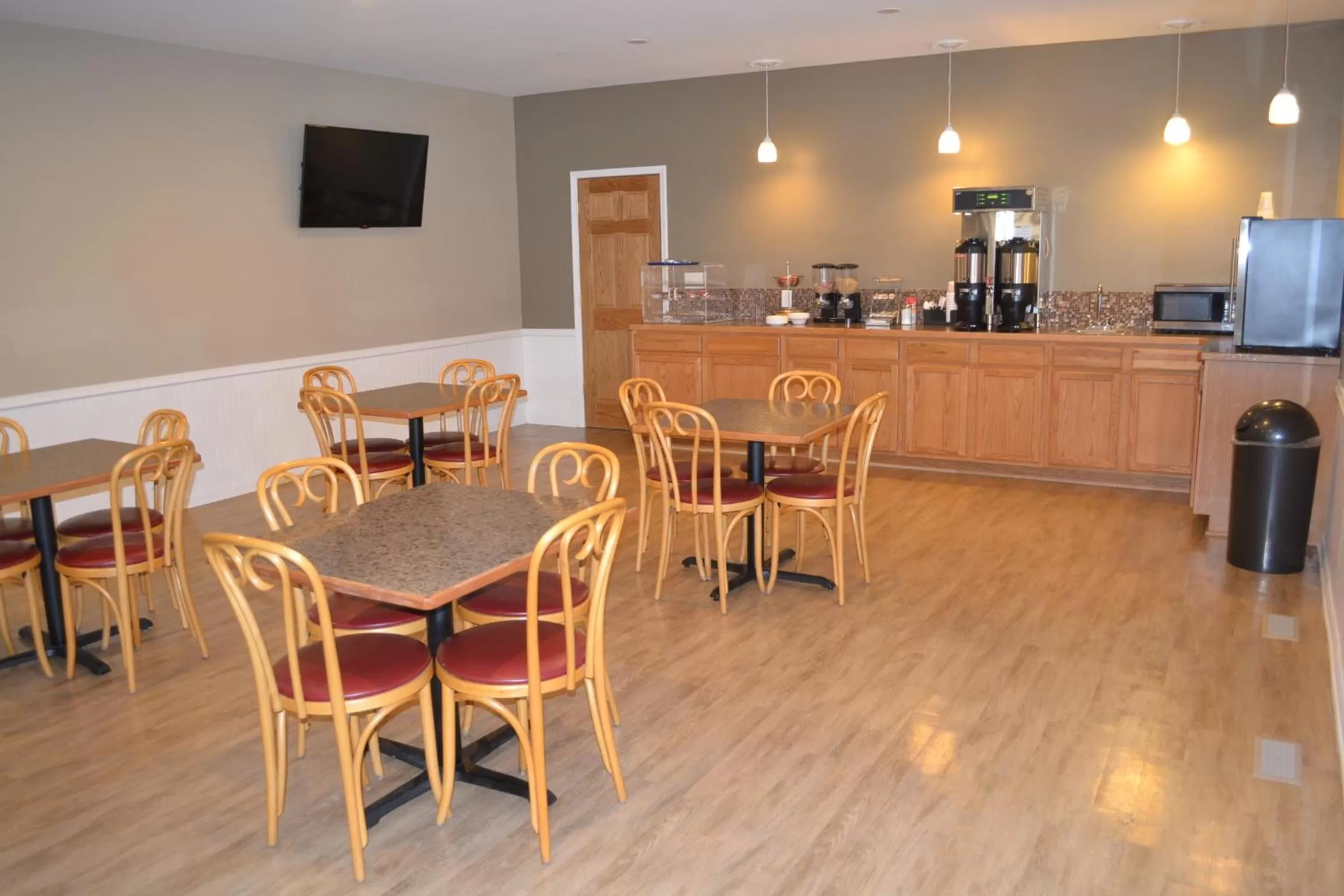 Food and drinks in Sky Lodge Inn & Suites - Delavan