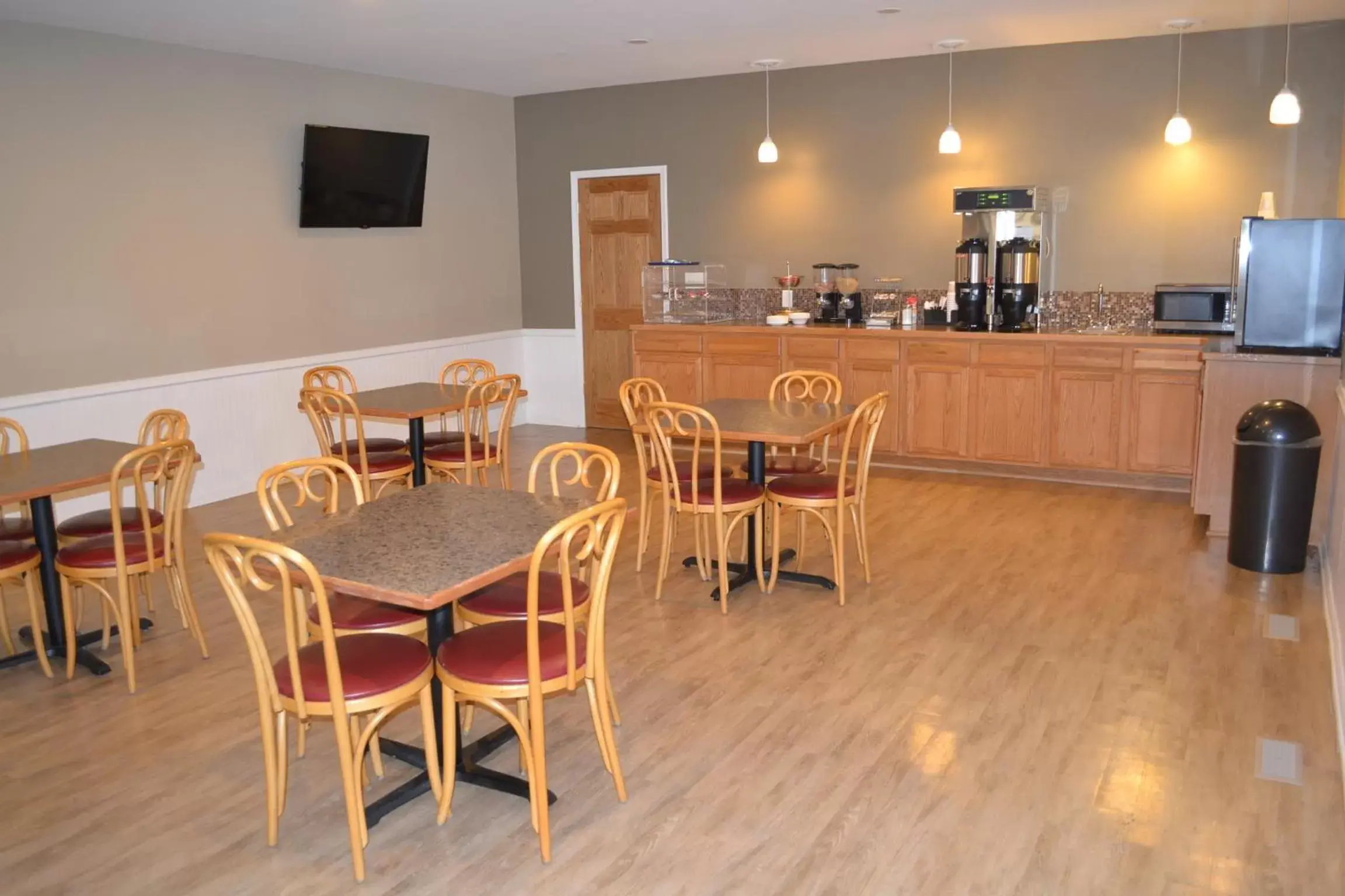 Food and drinks, Restaurant/Places to Eat in Sky Lodge Inn & Suites - Delavan