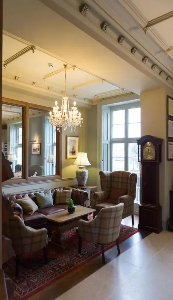 Lounge or bar, Lobby/Reception in Ryde Castle by Greene King Inns