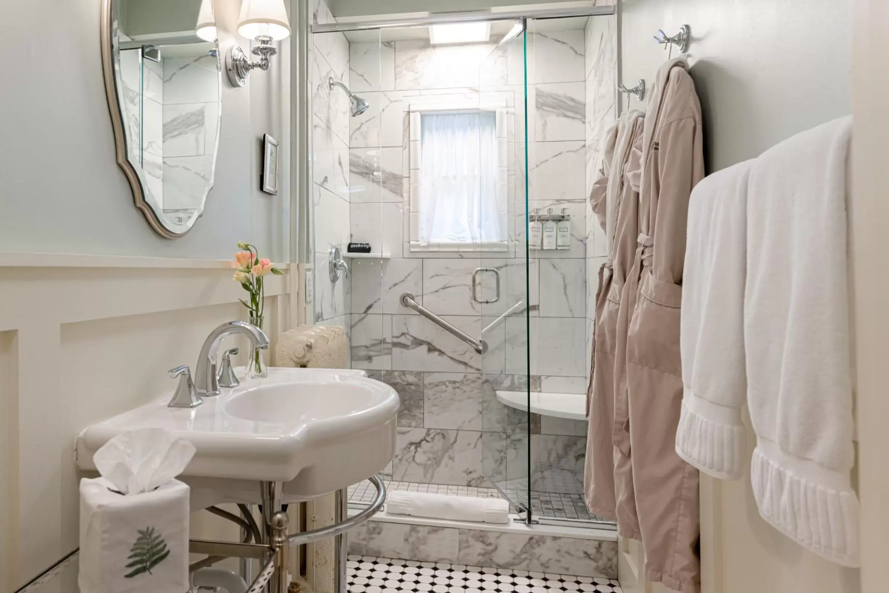 Bathroom in Pinecrest Bed & Breakfast