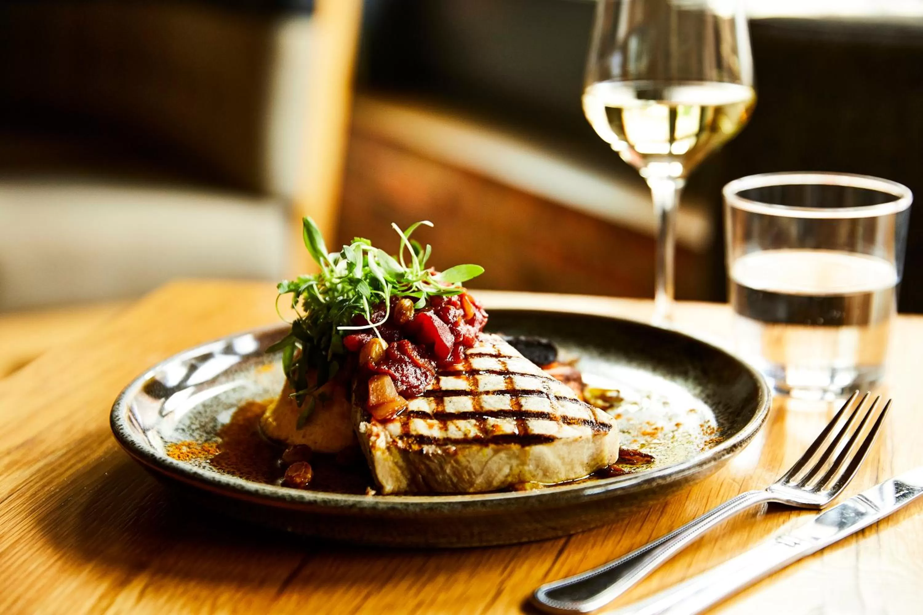 Restaurant/places to eat in Kimpton Journeyman Hotel by IHG