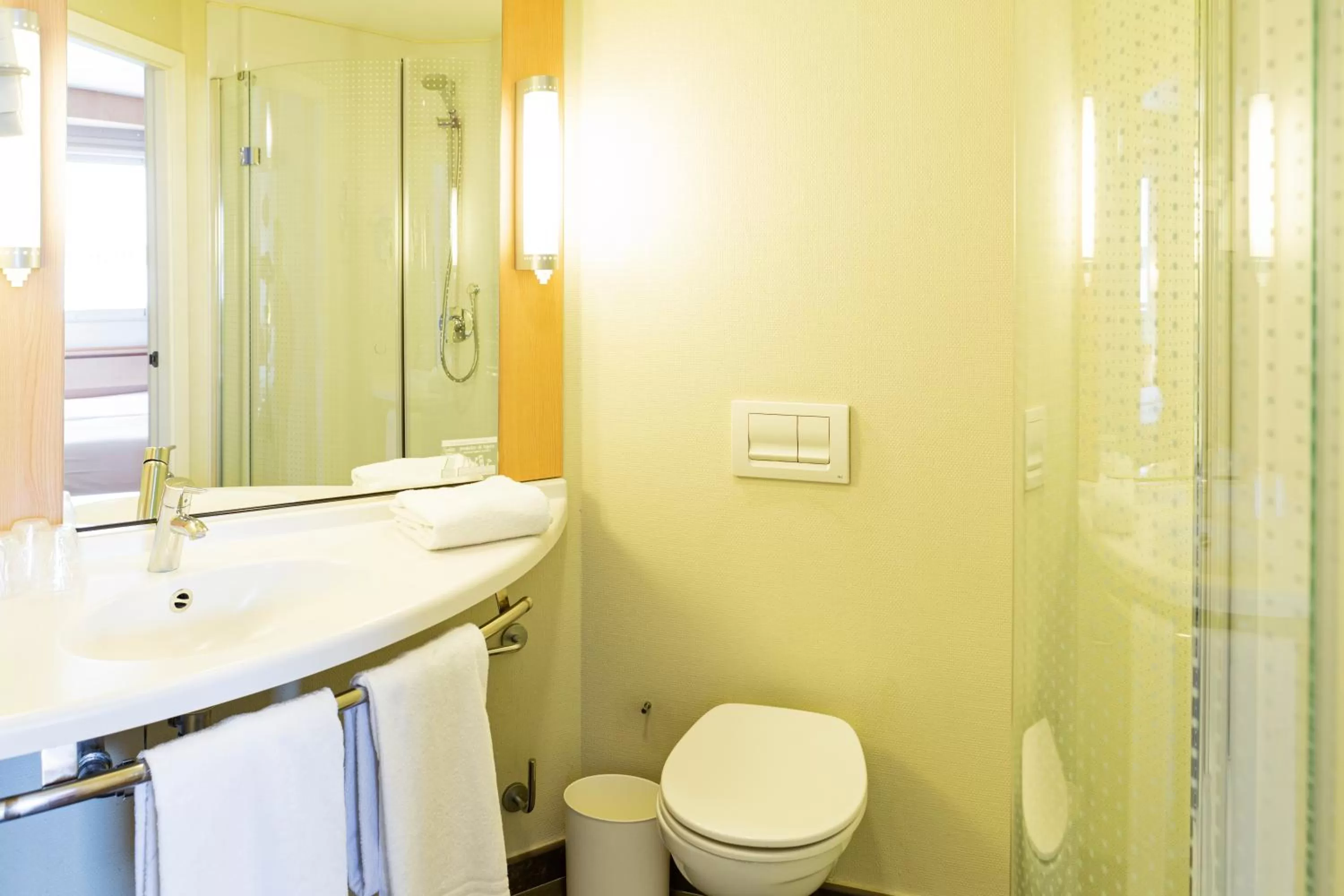 Shower in Ibis Oviedo