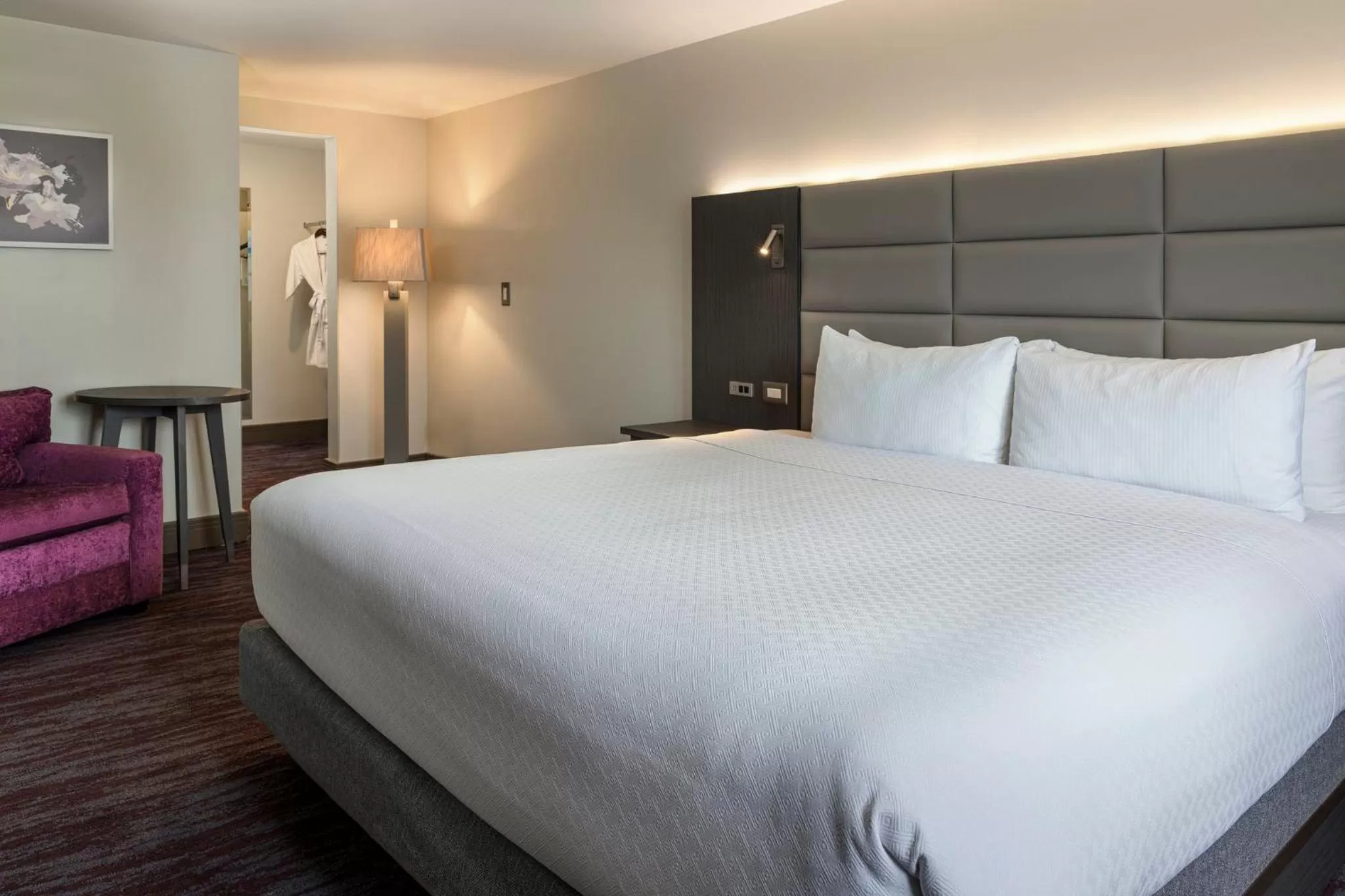 Photo of the whole room, Bed in Crowne Plaza San Jose La Sabana by IHG