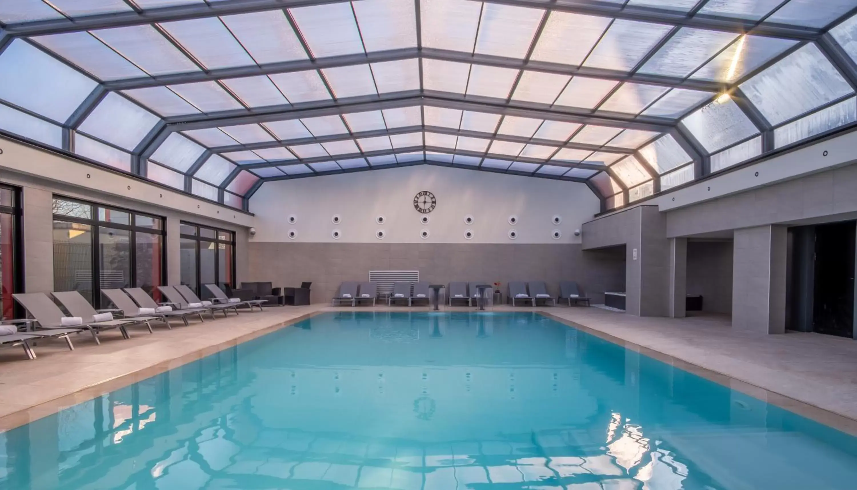 Hot Tub, Swimming Pool in Kyriad Prestige Lyon Est - Saint Priest Eurexpo Hotel and SPA