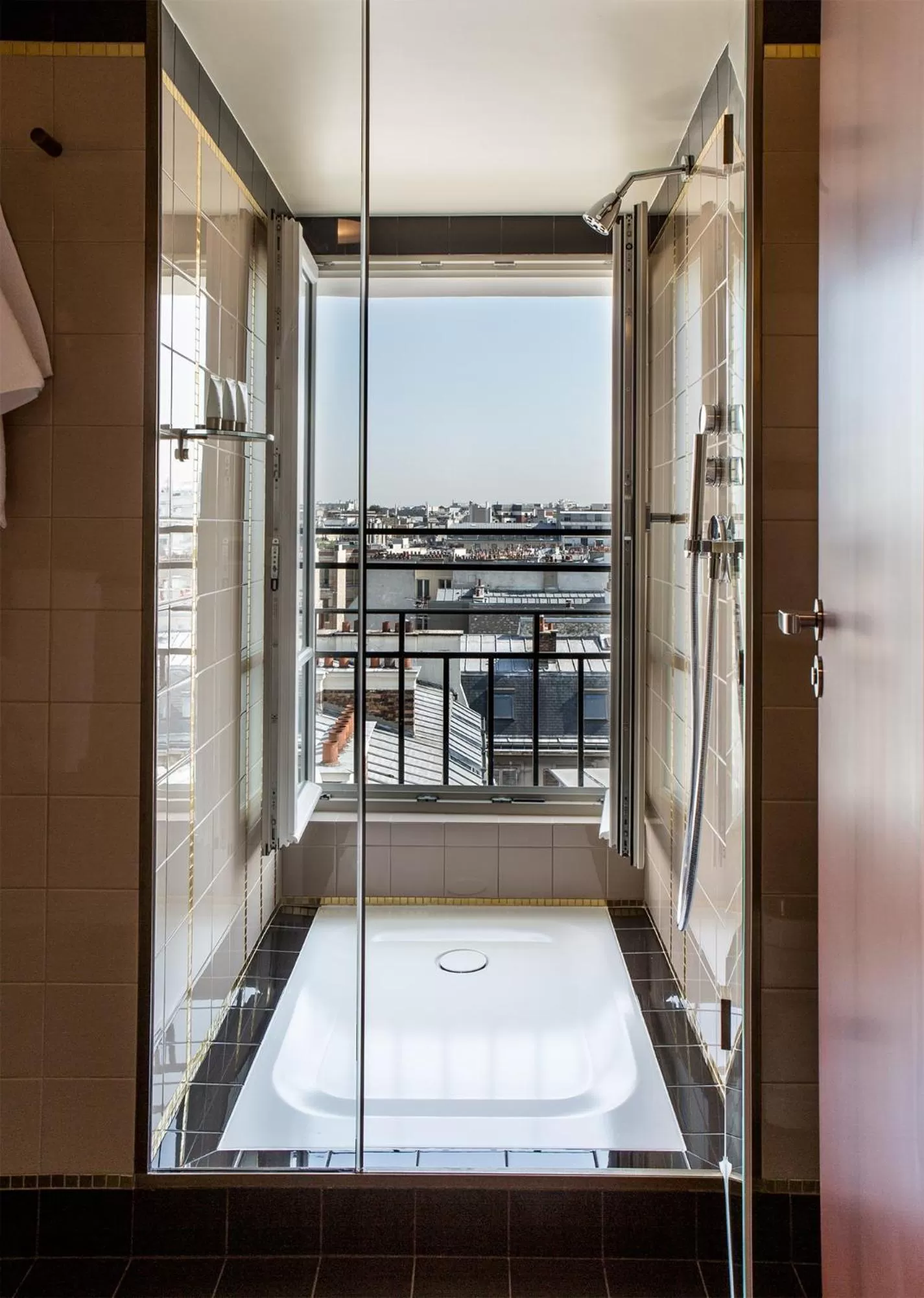 Shower, Bed in Hôtel du Rond-point des Champs-Élysées - Esprit de France