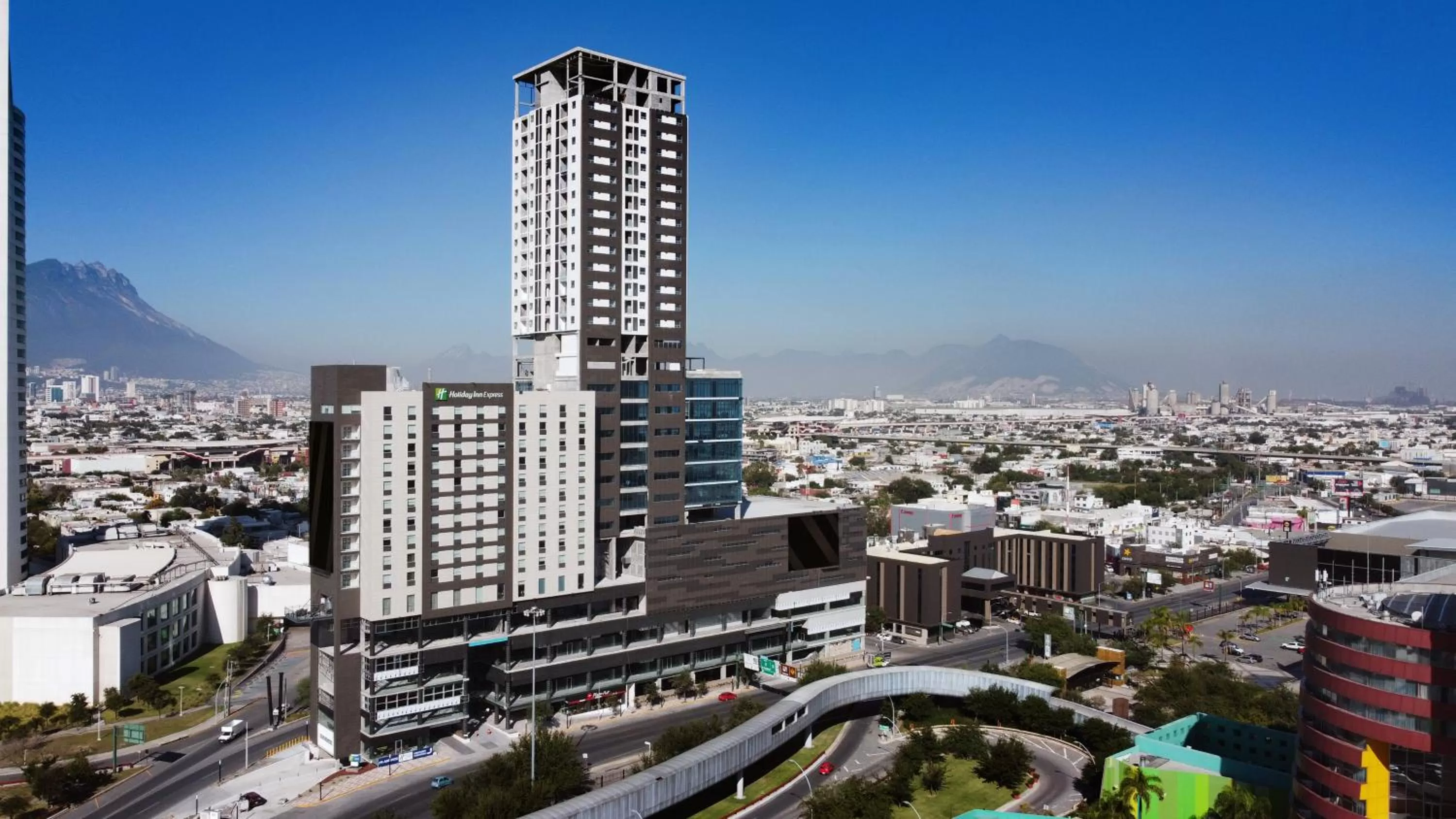 City view in Holiday Inn Express - Monterrey - Fundidora by IHG
