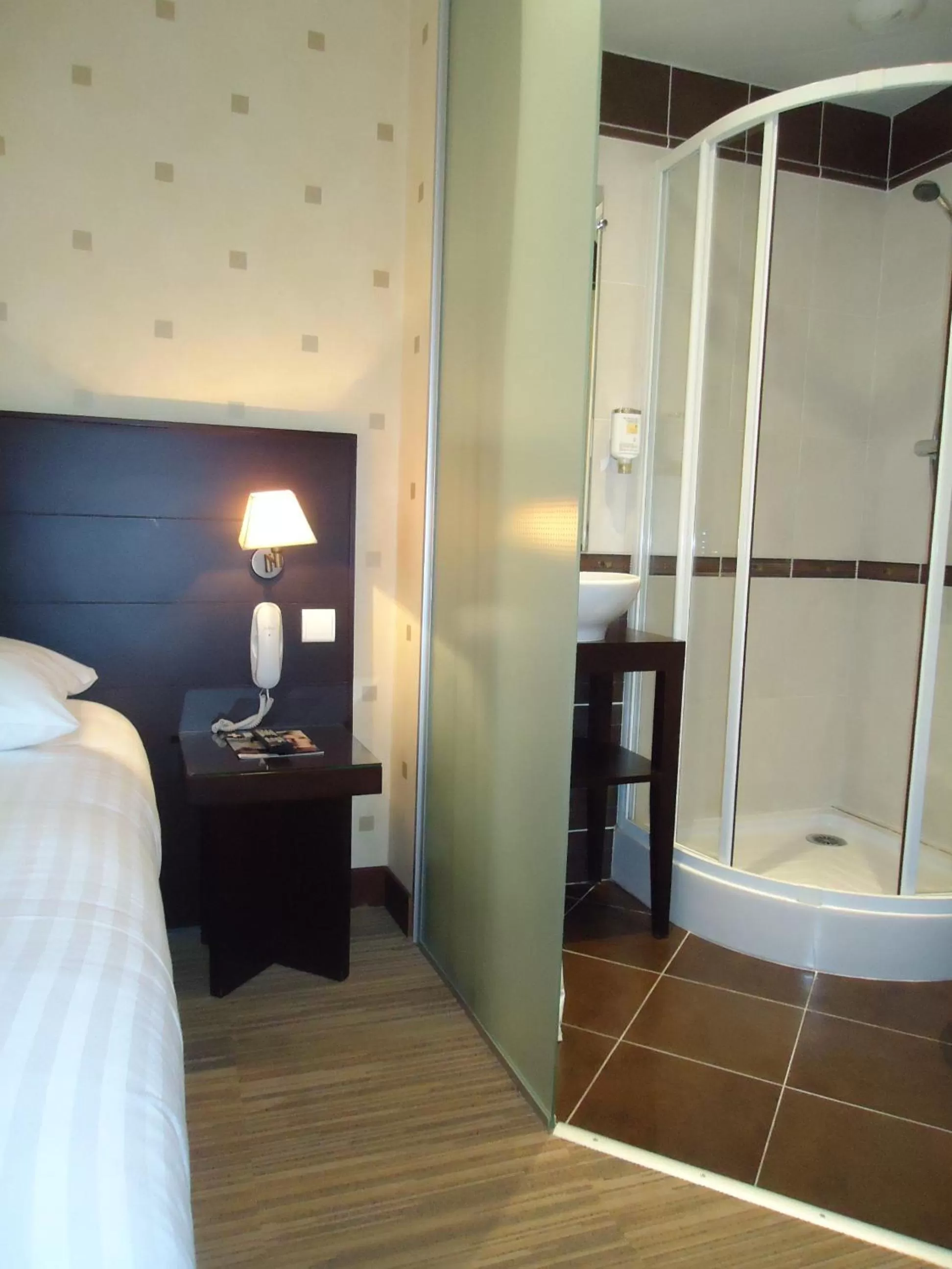 Bathroom, Bed in Hôtel de l'Exposition - Tour Eiffel