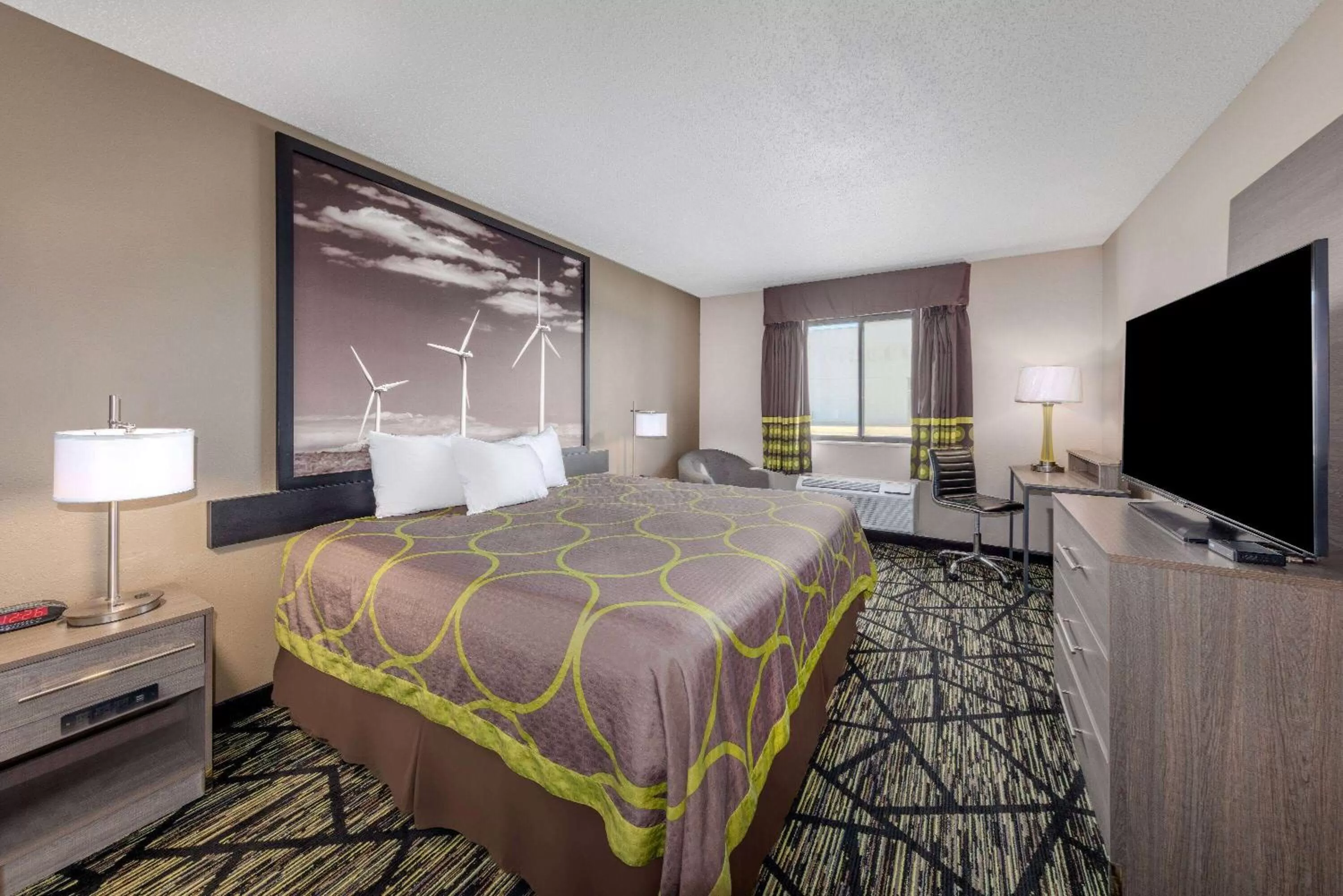 Photo of the whole room, Bed in Super 8 by Wyndham Pratt