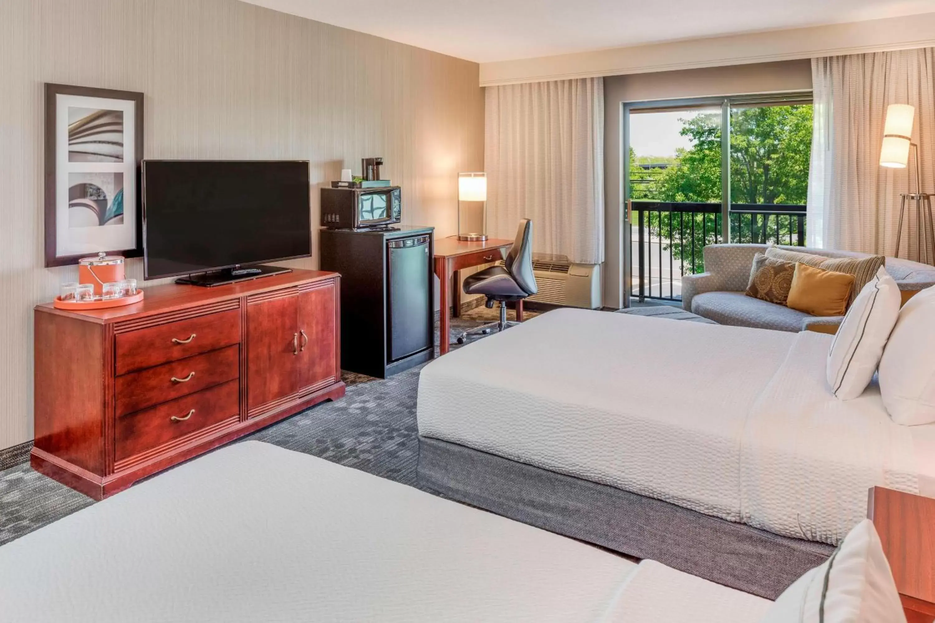 Photo of the whole room, TV/Entertainment Center in Courtyard by Marriot Cranbury South Brunswick