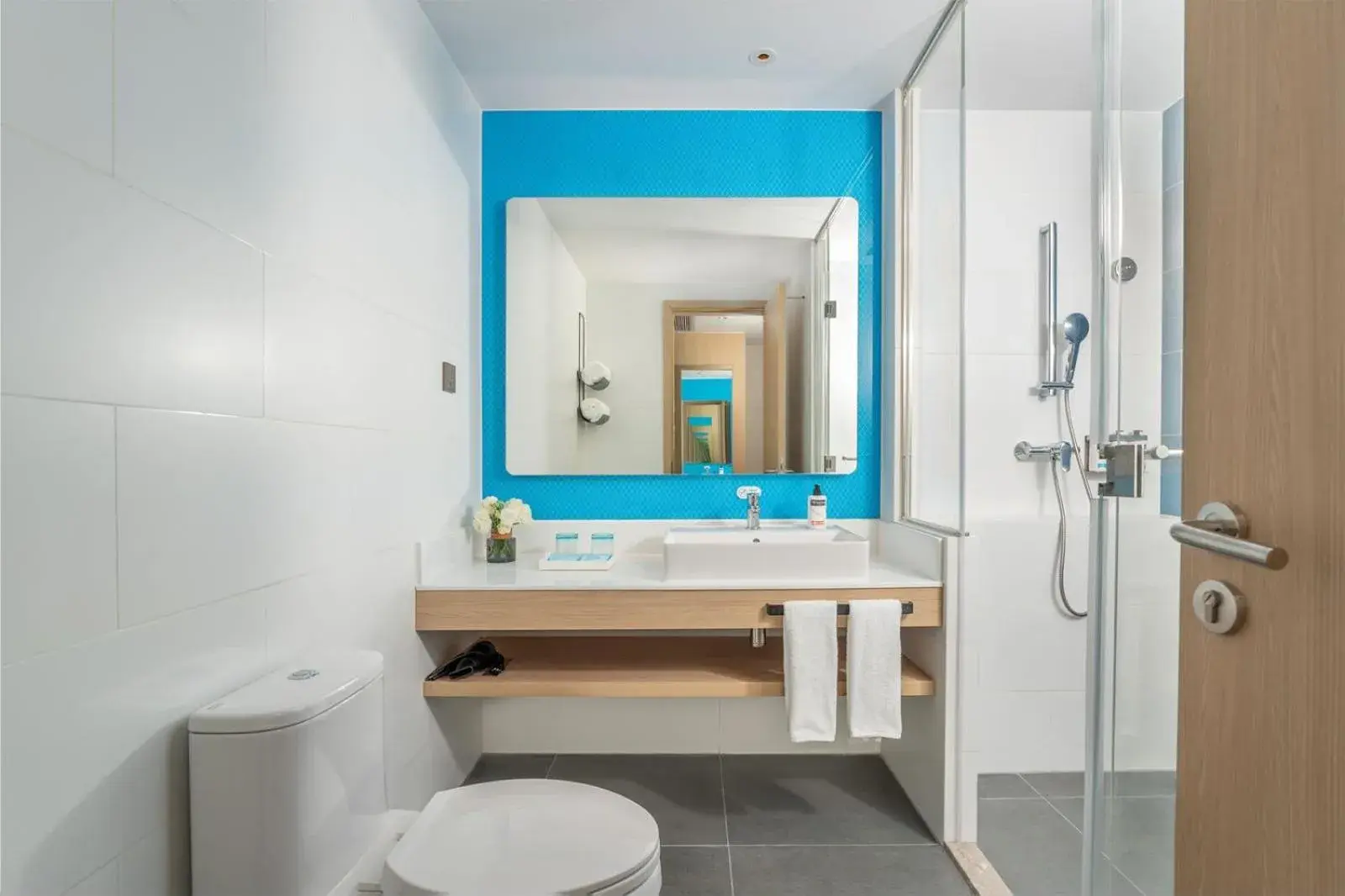 Toilet, Bathroom in Holiday Inn Express Shunde Daliang, an IHG Hotel