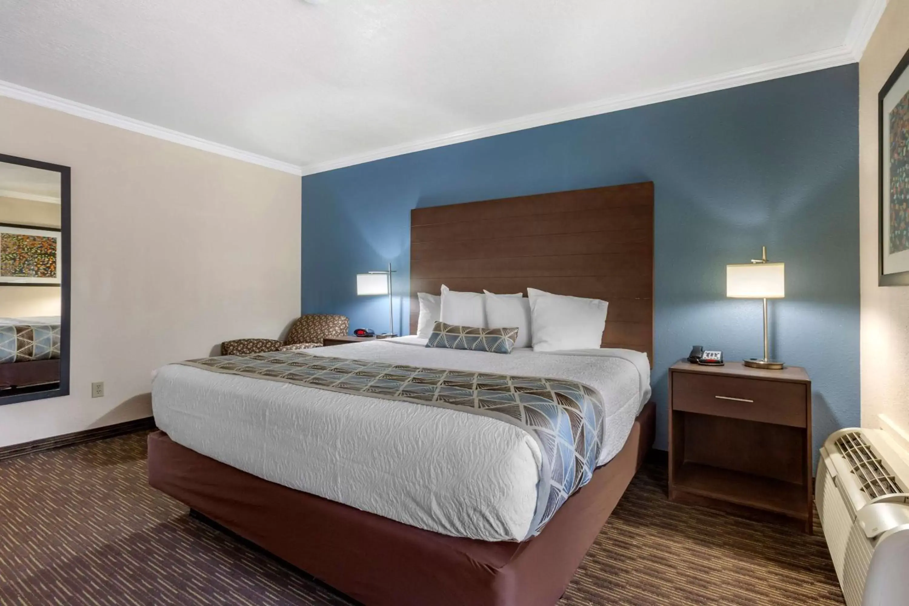 Photo of the whole room, Bed in Best Western Airport Albuquerque InnSuites Hotel & Suites