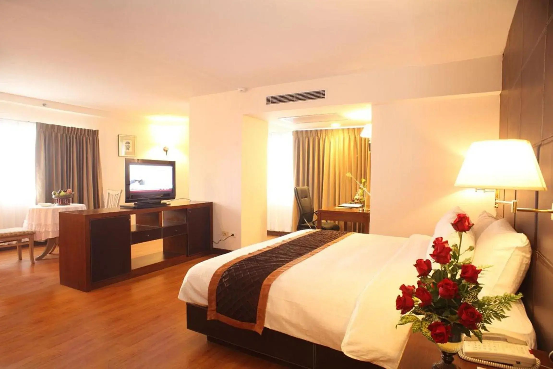 Bed, TV/Entertainment Center in Furama Chiang Mai