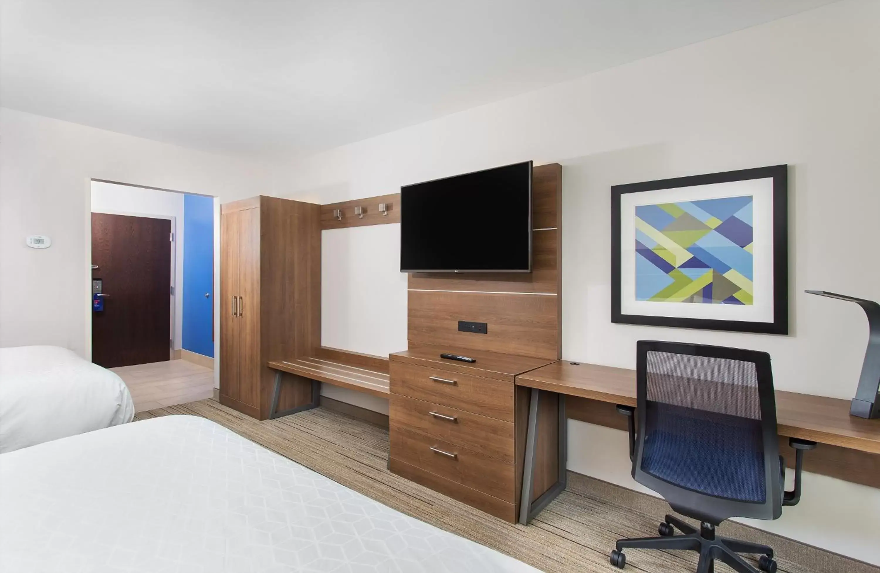 Photo of the whole room, TV/Entertainment Center in Holiday Inn Express Williamsburg, an IHG Hotel