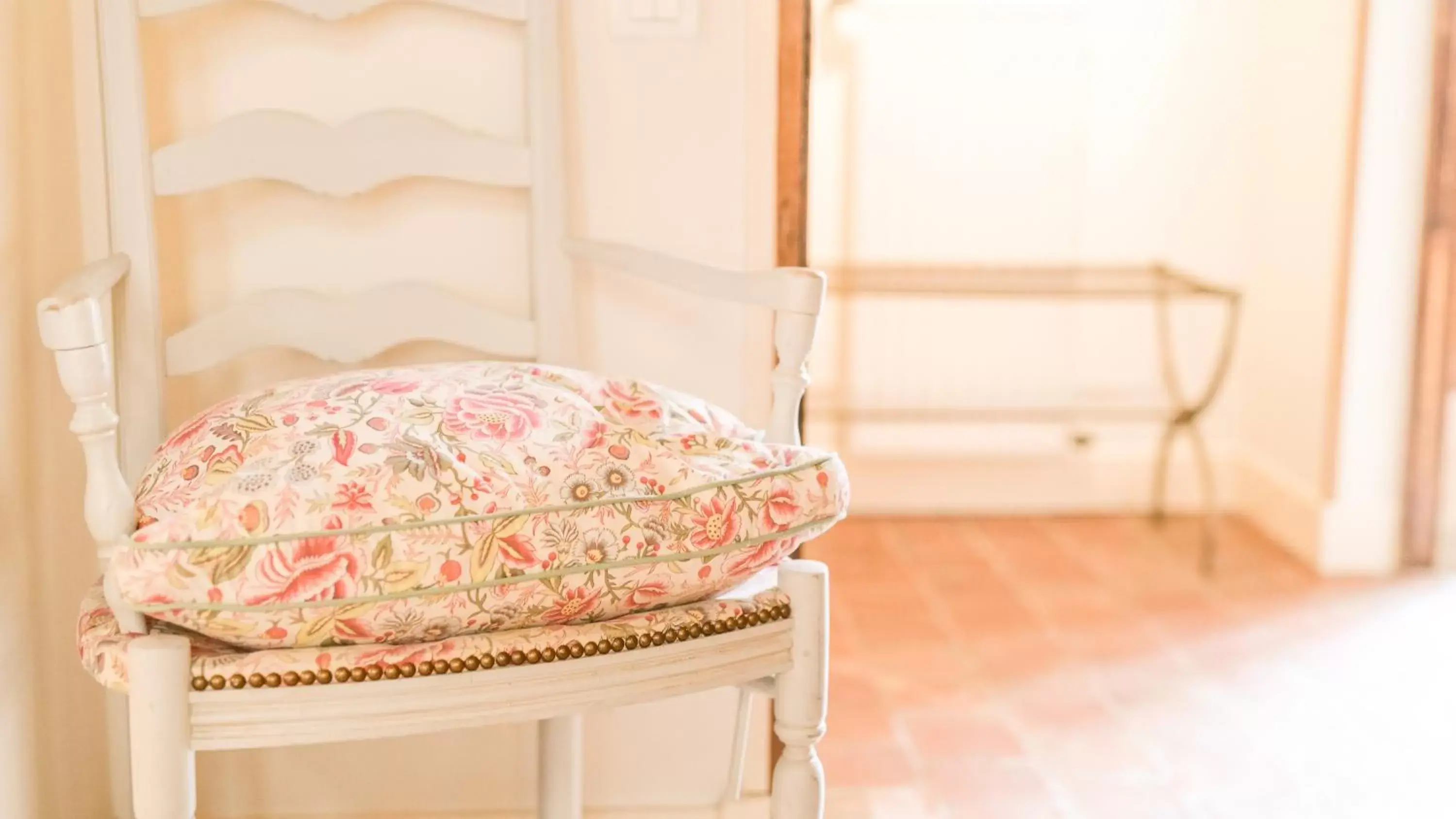 Decorative detail, Bed in Le Champ des Oiseaux & Spa