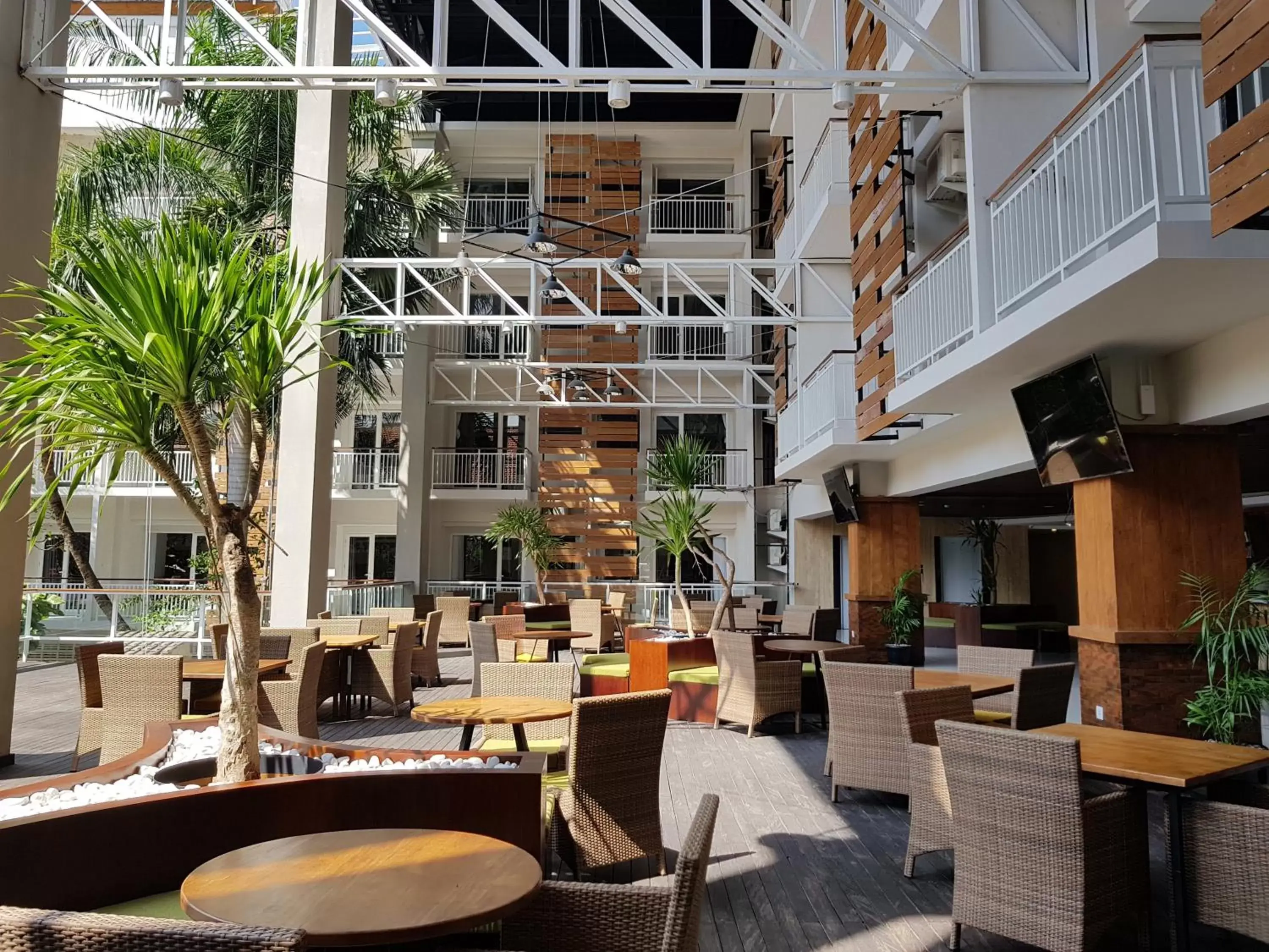 Restaurant/Places to Eat in New Garden View Resort - CHSE Certified