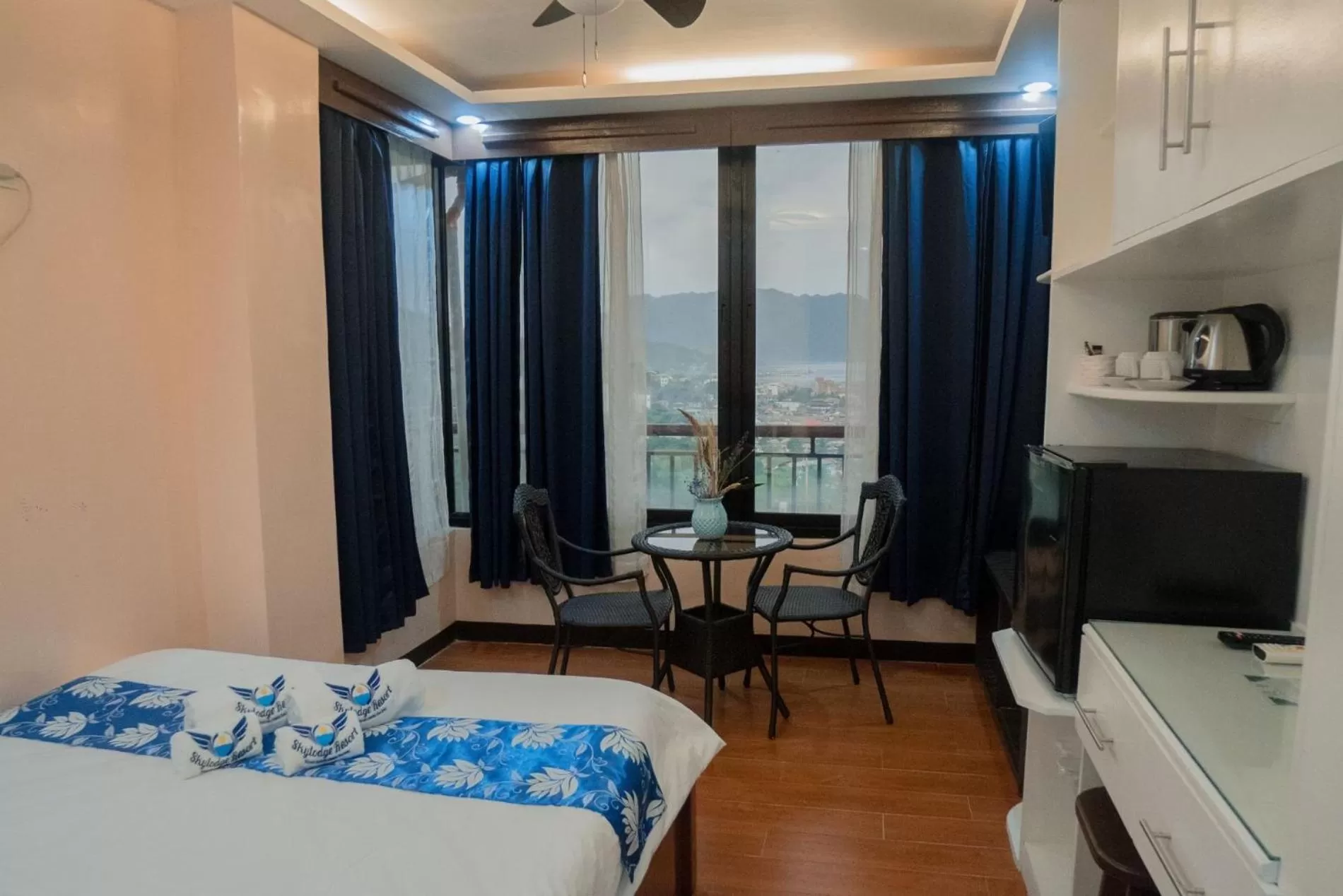 View (from property/room), Bed in Skylodge Resort