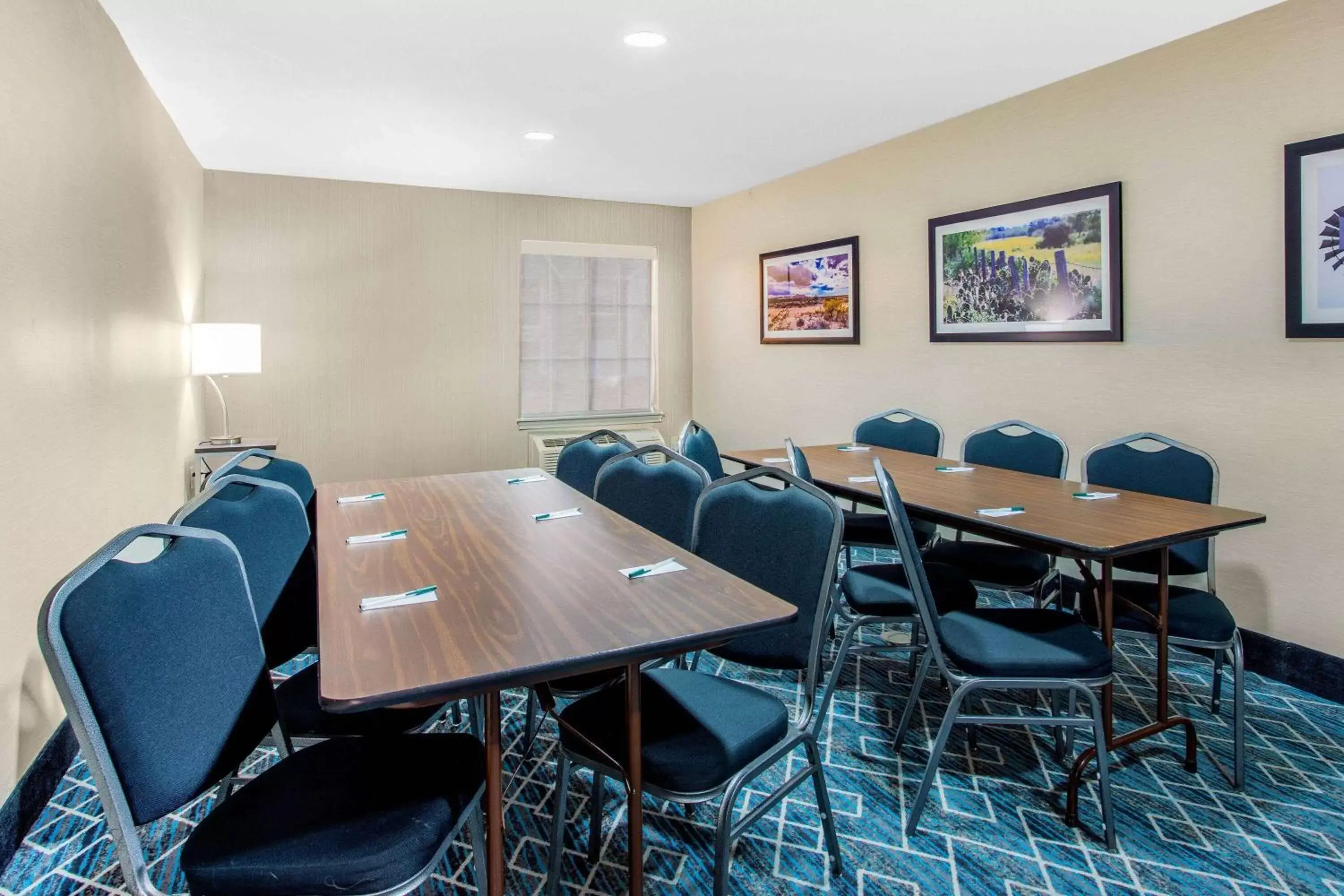 Meeting/conference room in La Quinta by Wyndham Hillsboro