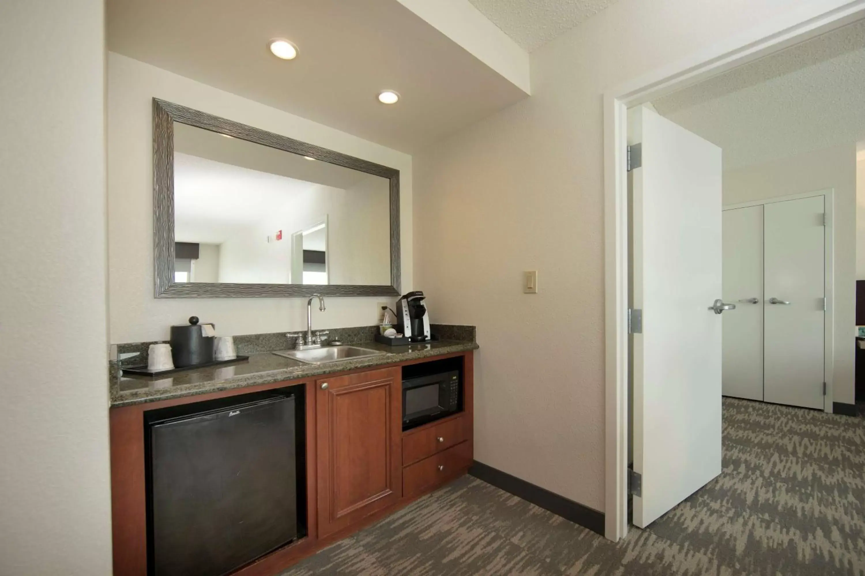 Photo of the whole room, Kitchen/Kitchenette in Hilton Garden Inn Athens Downtown