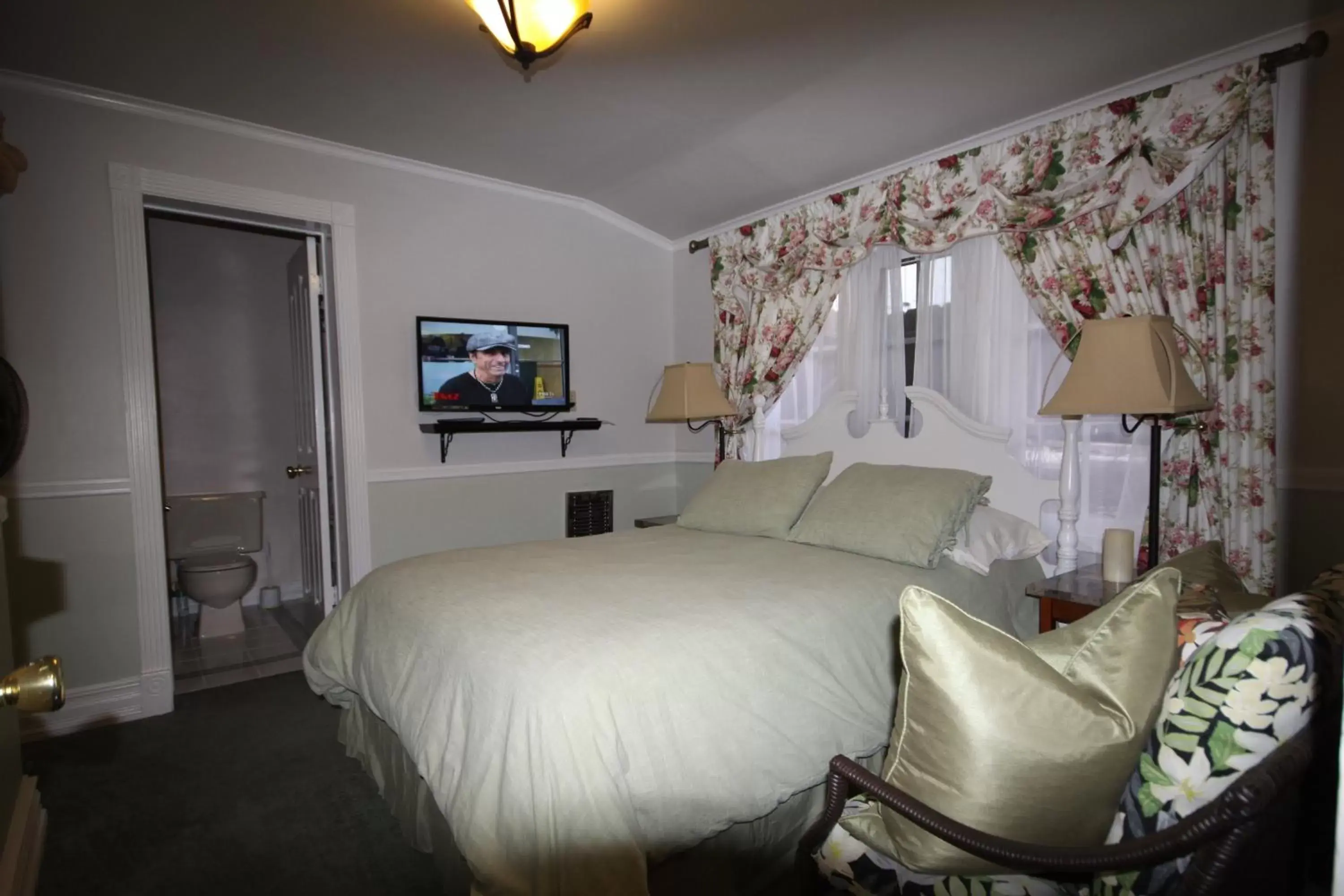 Photo of the whole room, Bed in Arrowhead Lake Inn