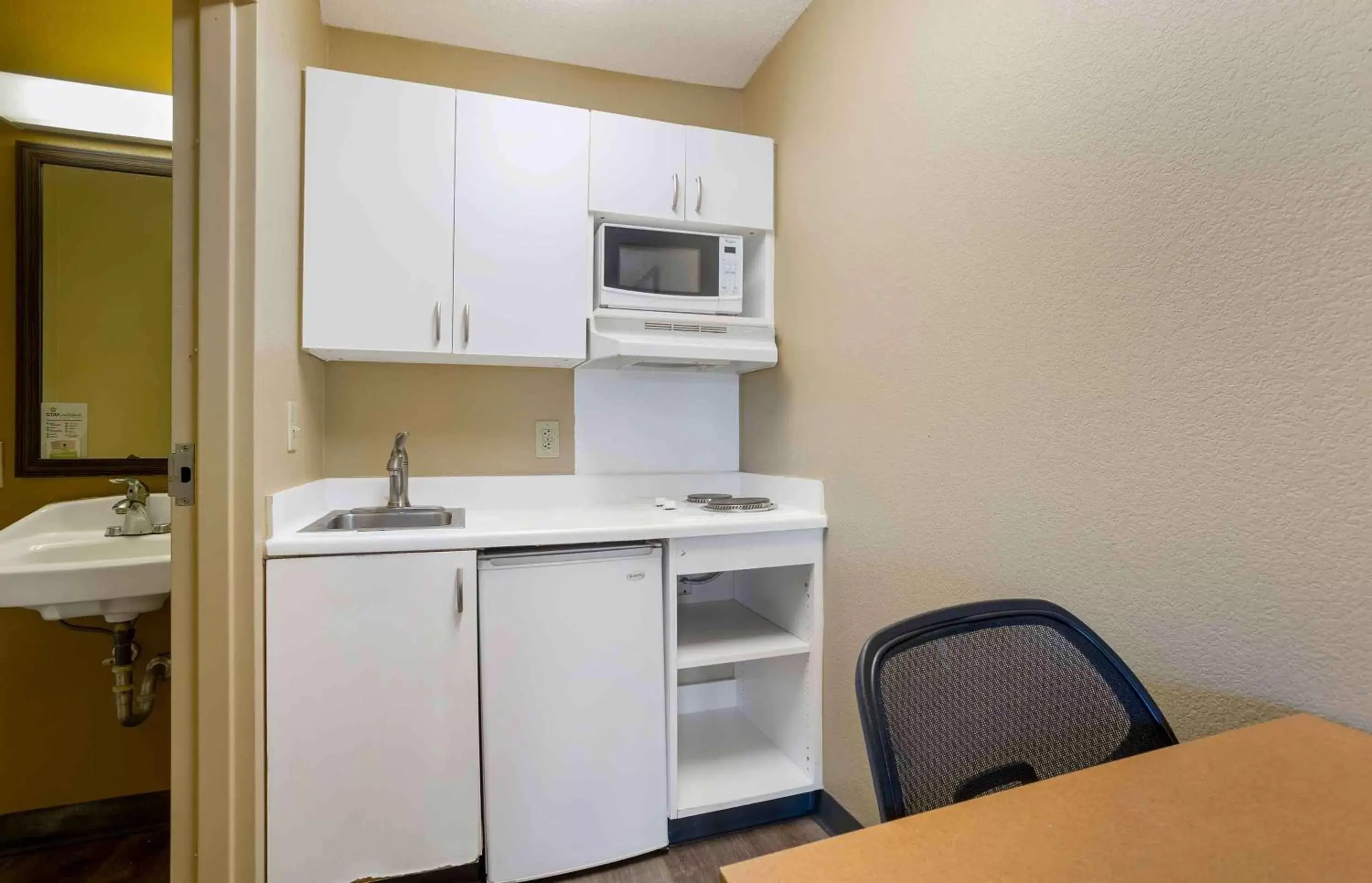 Bedroom, Kitchen/Kitchenette in Extended Stay America Suites - Houston - The Woodlands