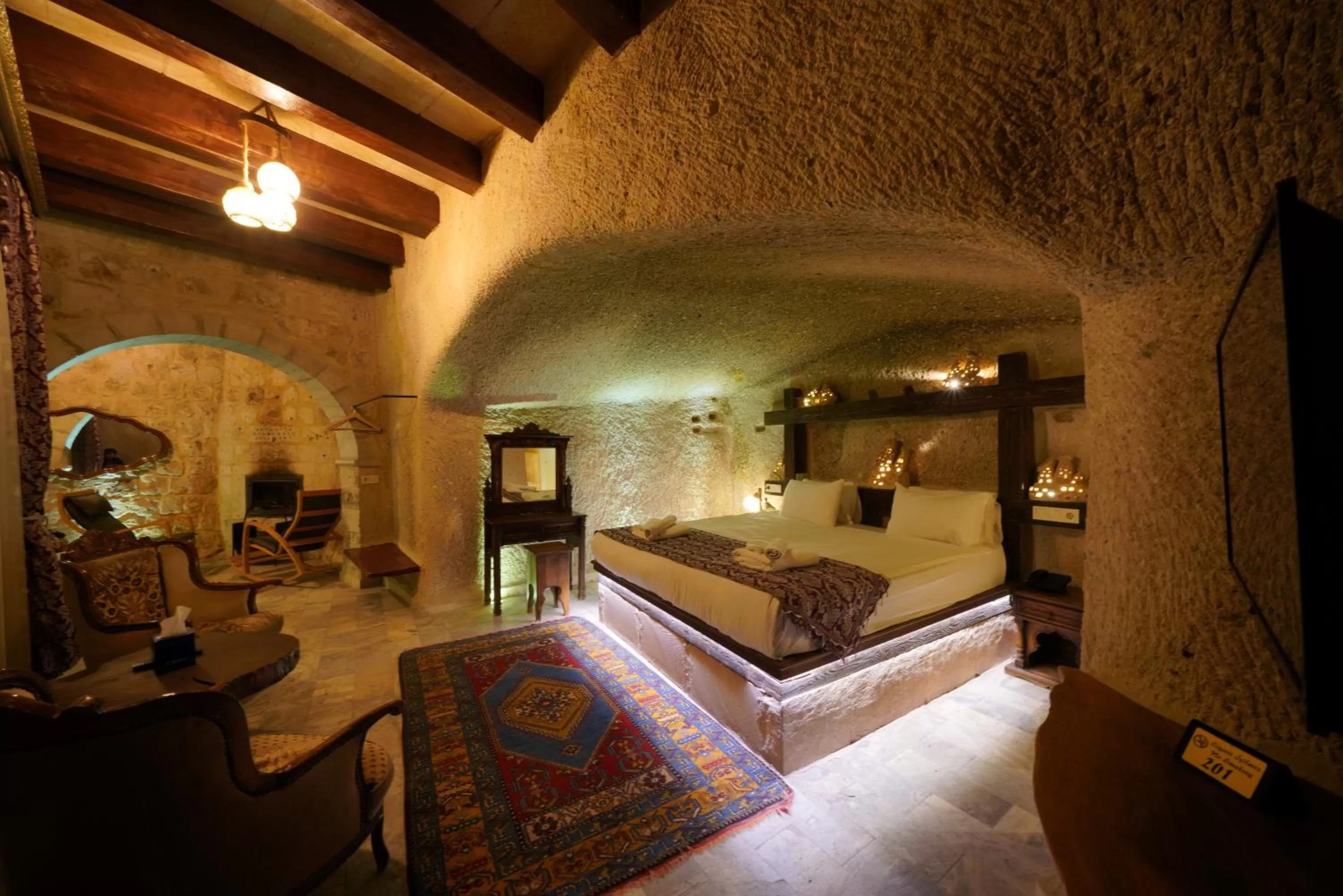 Bed in Shoestring Cave House