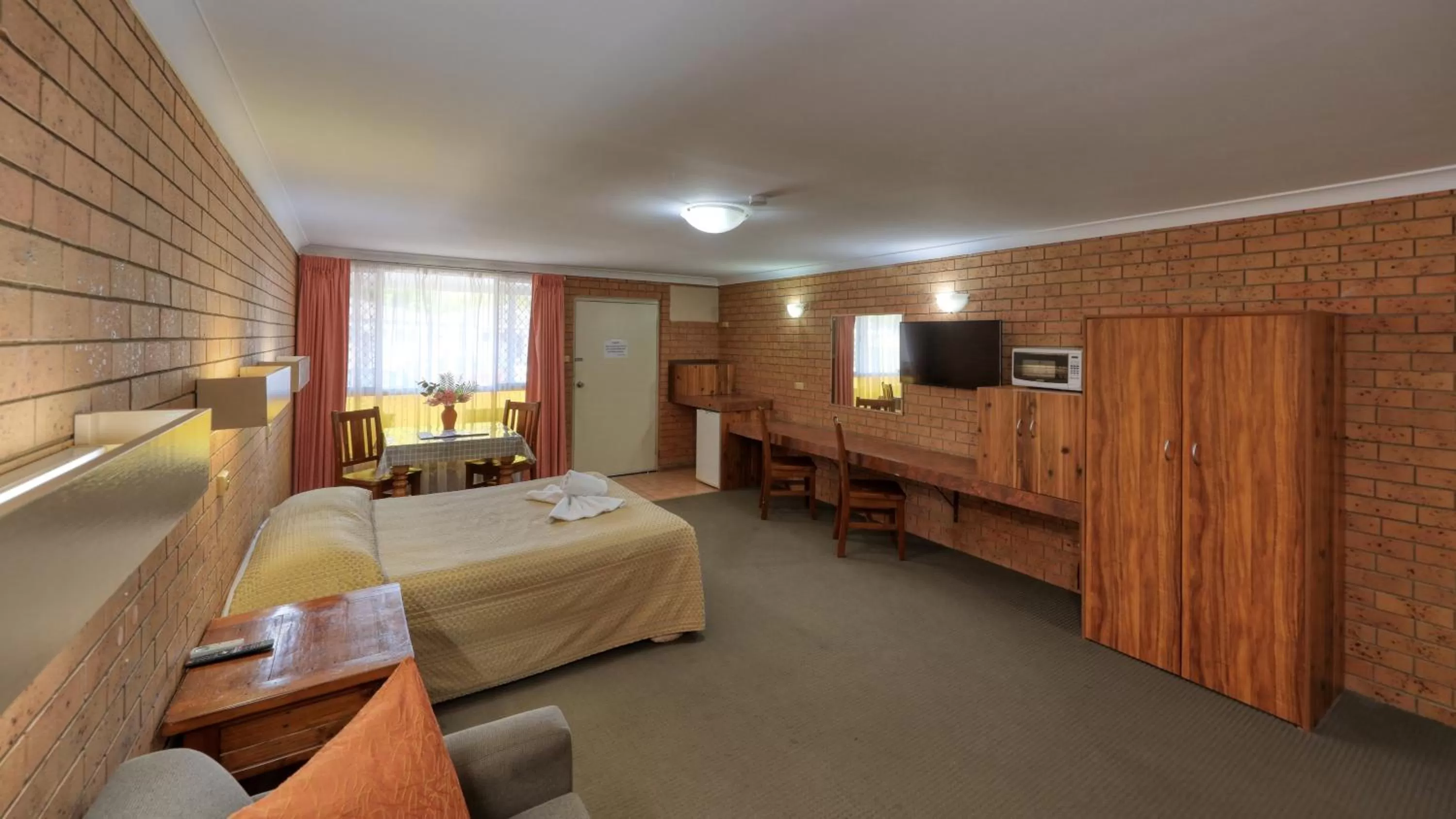 Bedroom, Bed in James Street Motor Inn