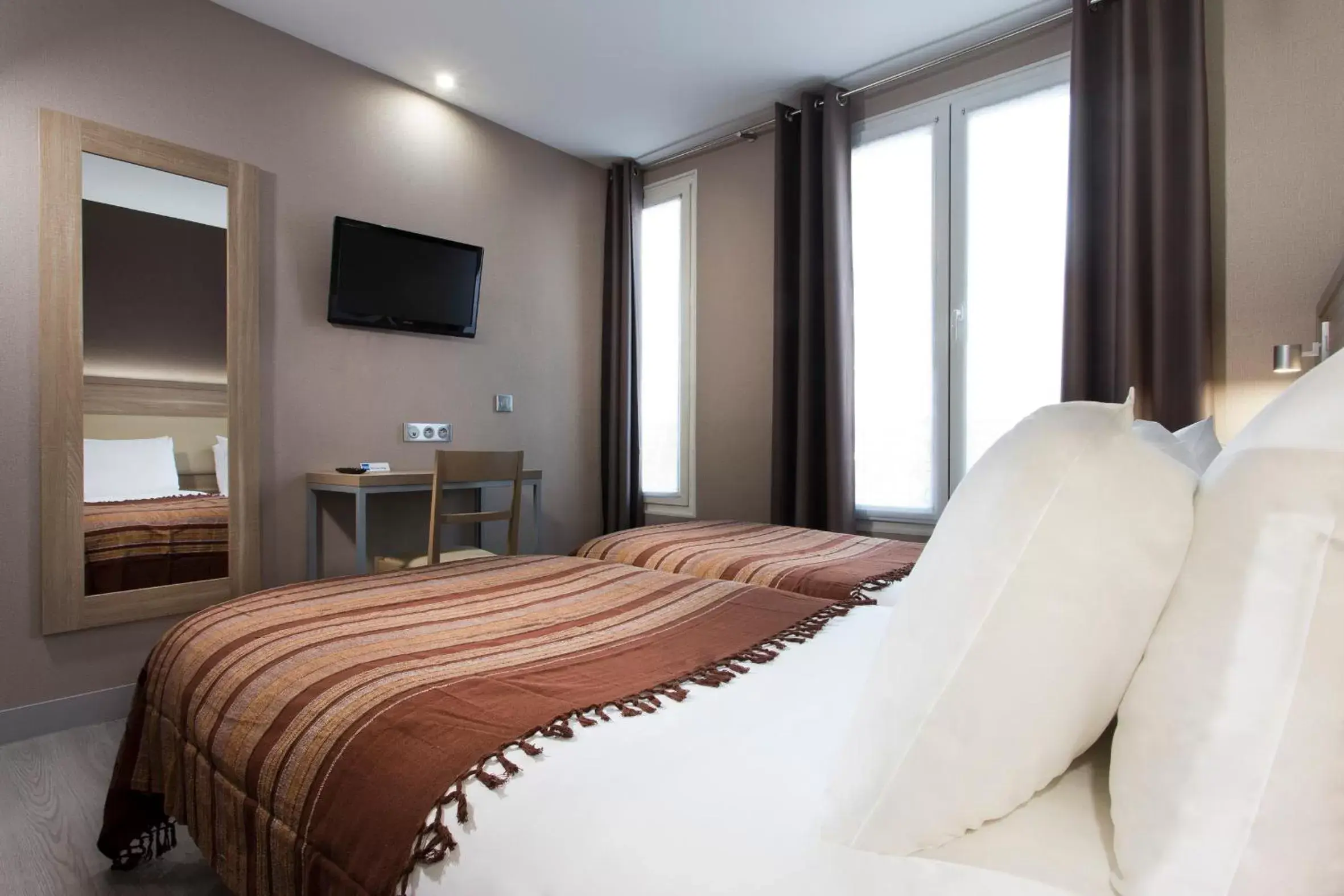 Photo of the whole room, Bed in Hôtel des Pavillons