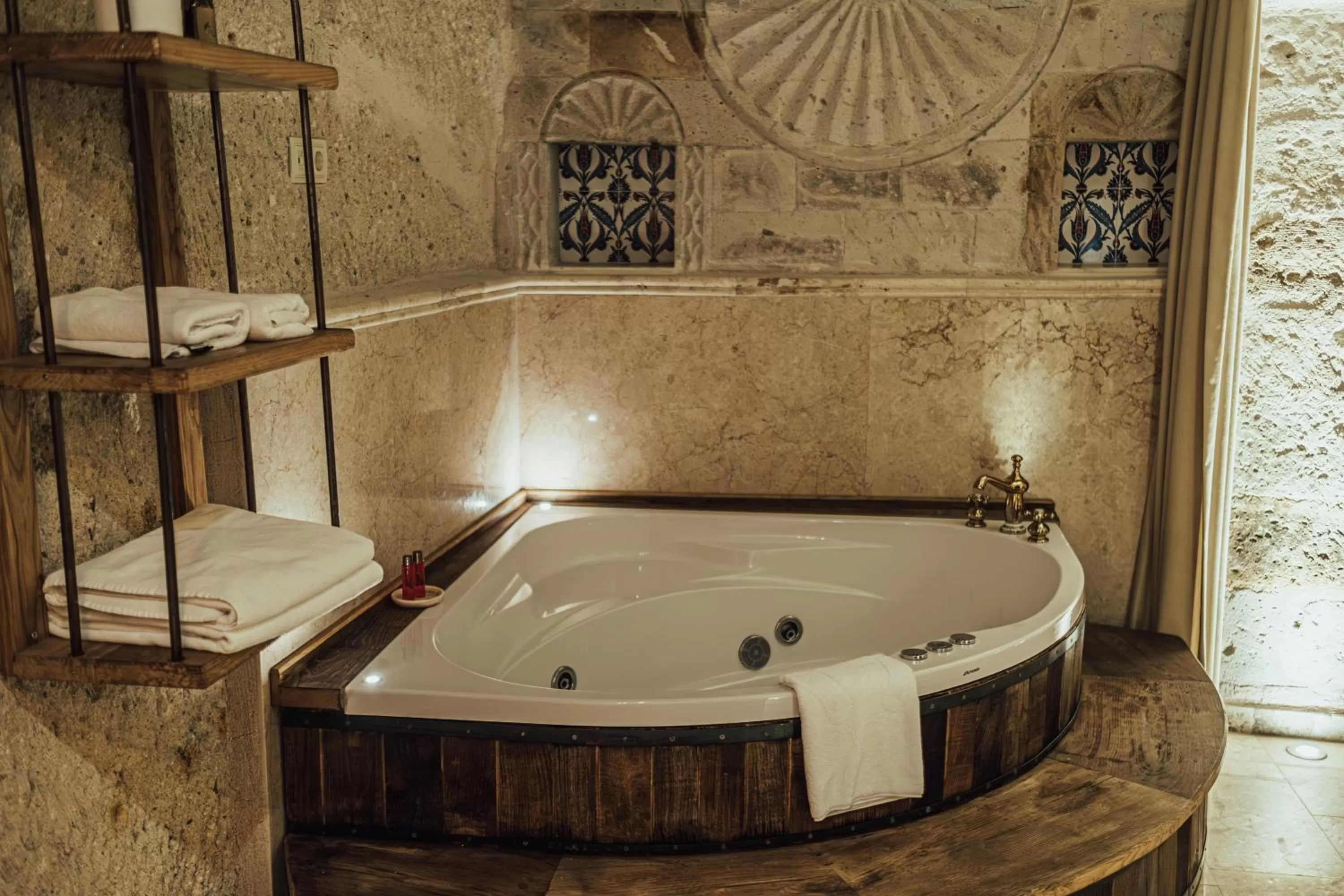 Hot Tub in Şah Saray Cave Suites Halal Hotel