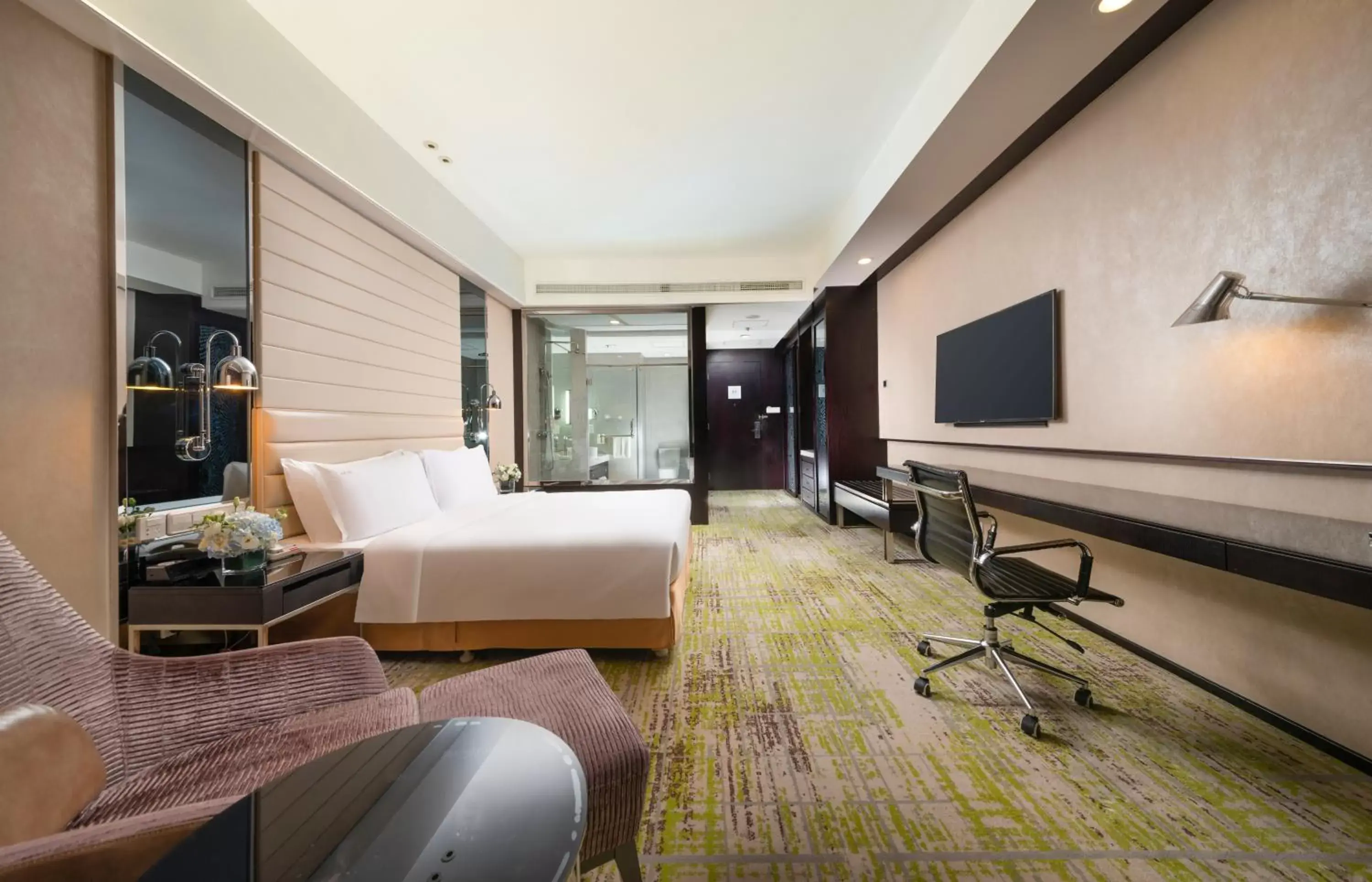 Bed, TV/Entertainment Center in Holiday Inn Beijing Focus Square, an IHG Hotel