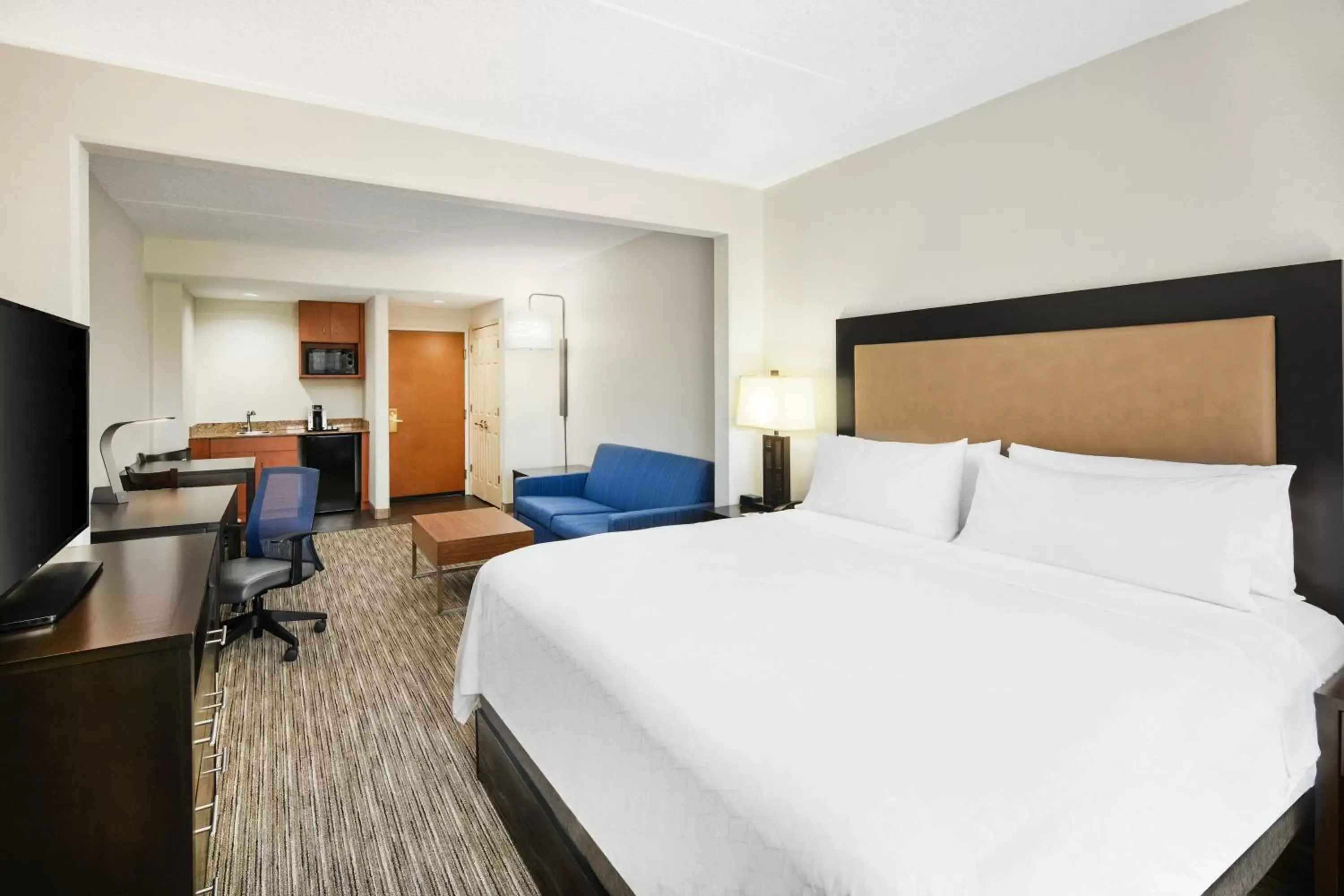 Photo of the whole room, Bed in Holiday Inn Express & Suites Jacksonville South East - Medical Center Area, an IHG Hotel