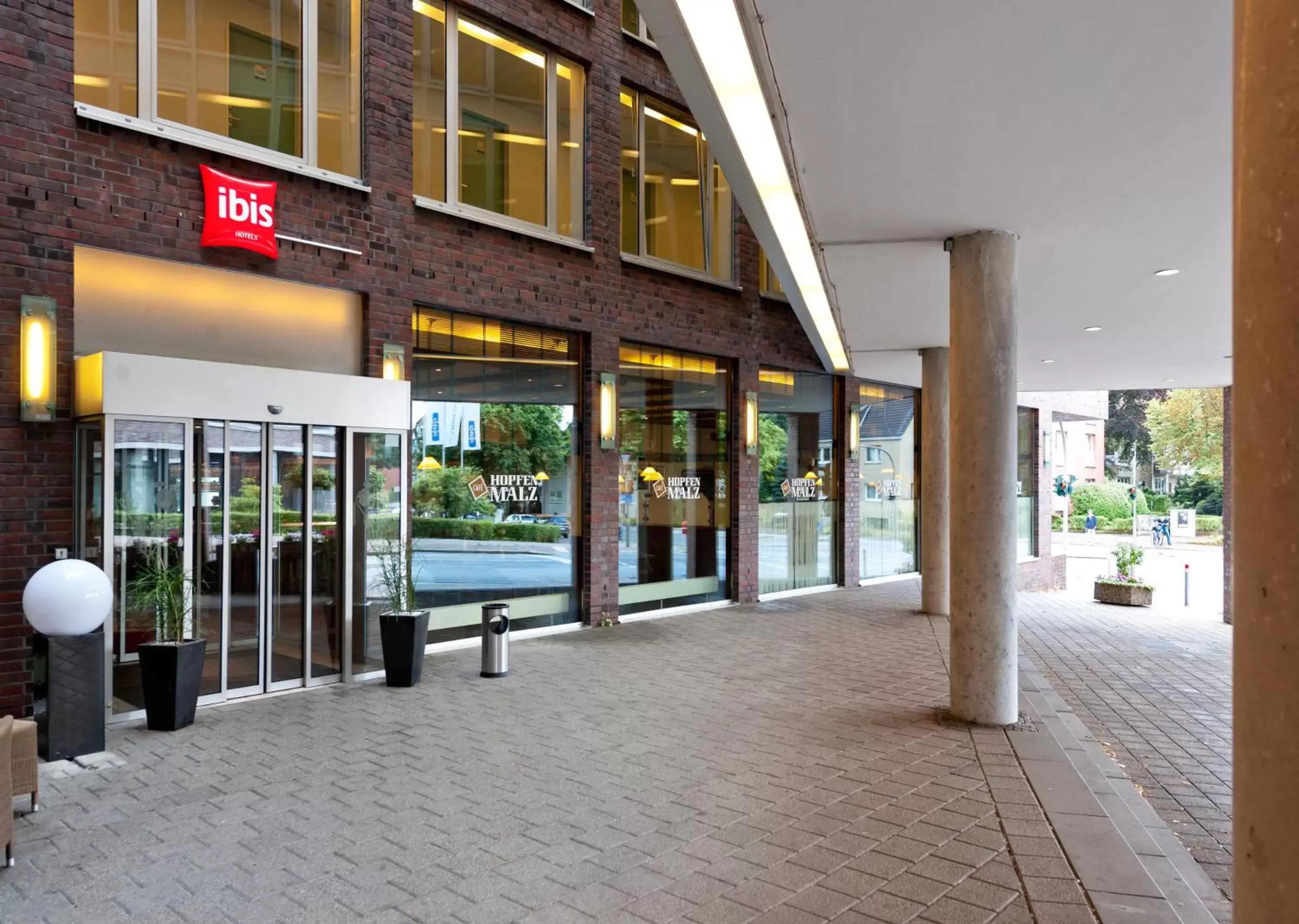 Facade/entrance, Patio/Outdoor Area in ibis Hamburg Alsterring