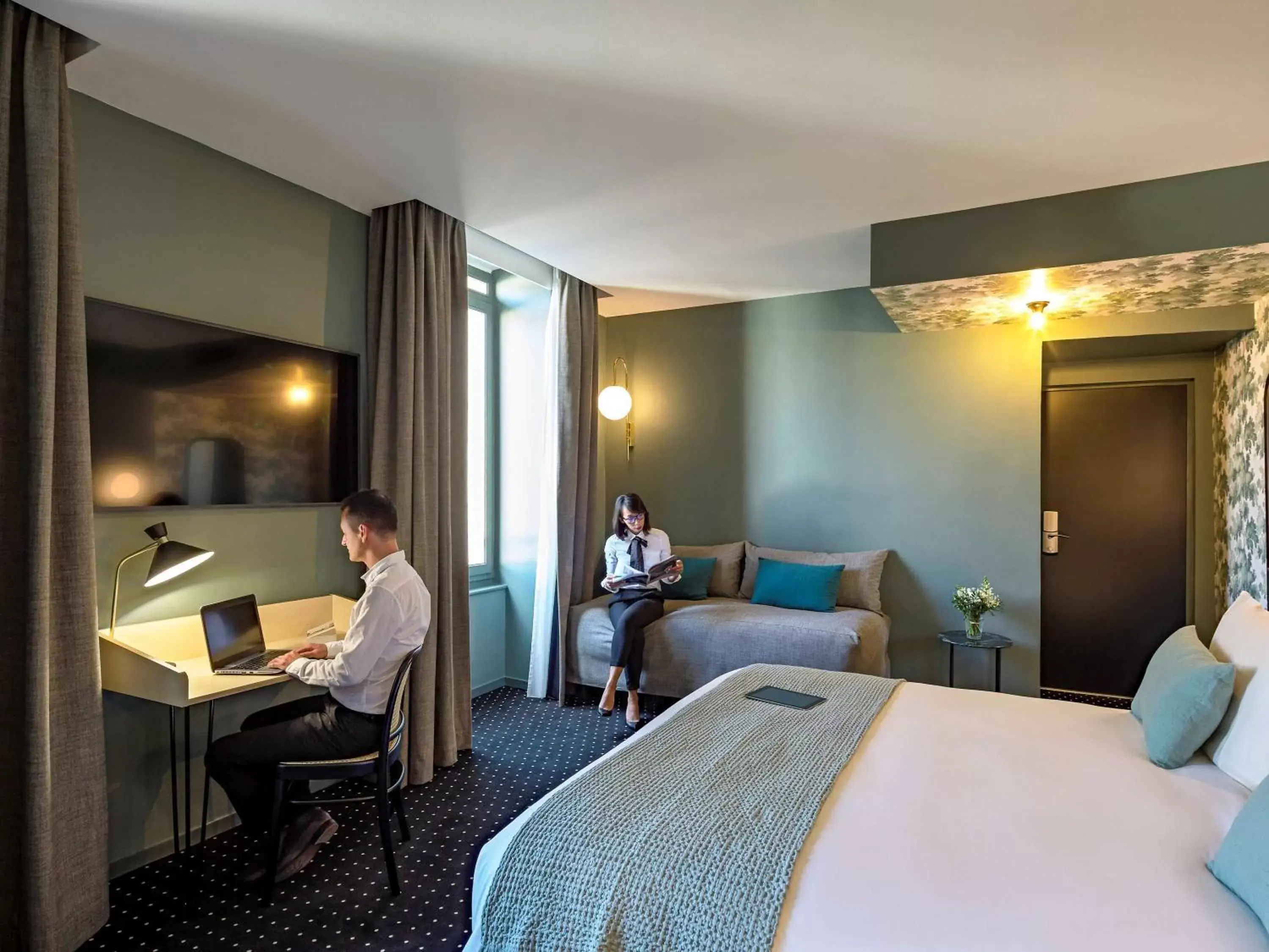 Photo of the whole room, Bed in Mercure Nantes Centre Passage Pommeraye