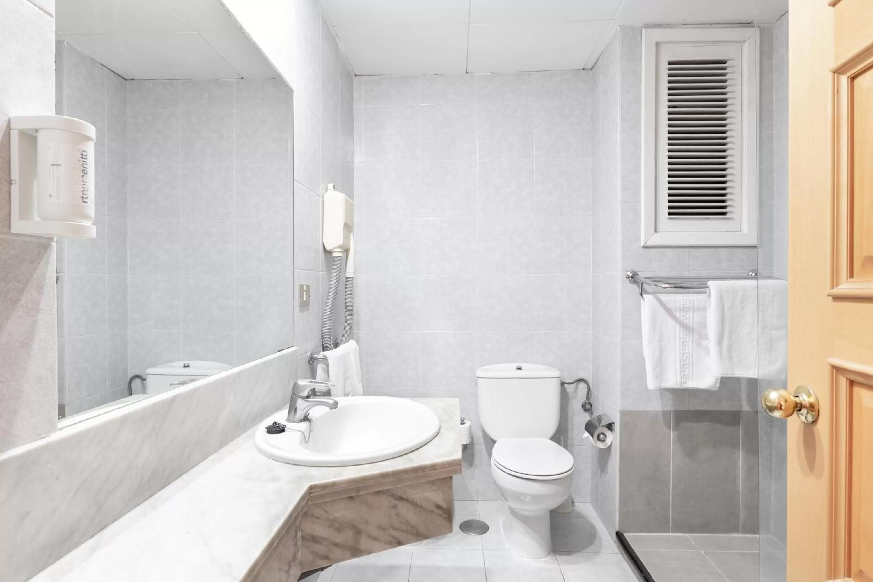 Toilet in HC Hotel Magec