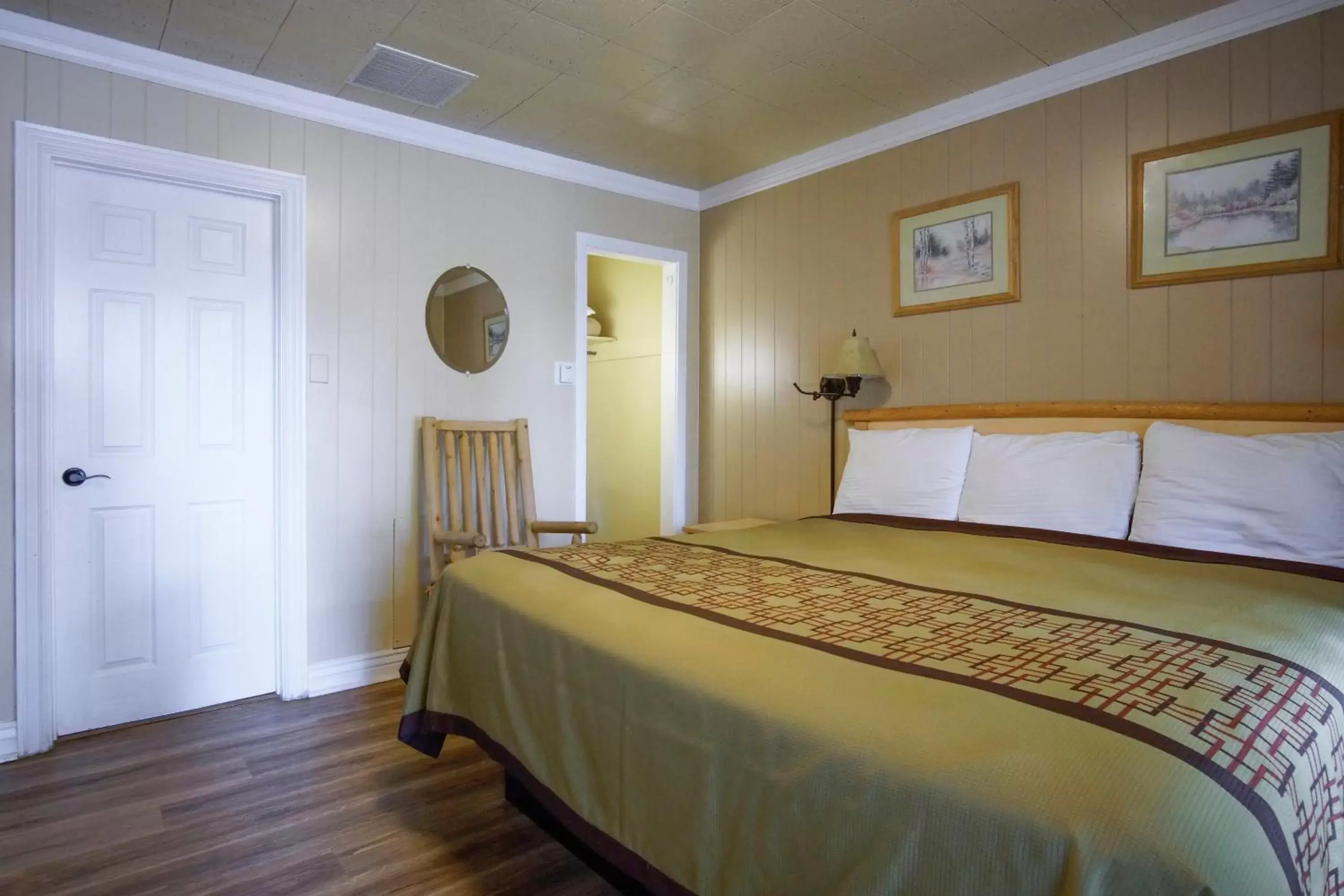 Bed in Green Gables Motel & Suites