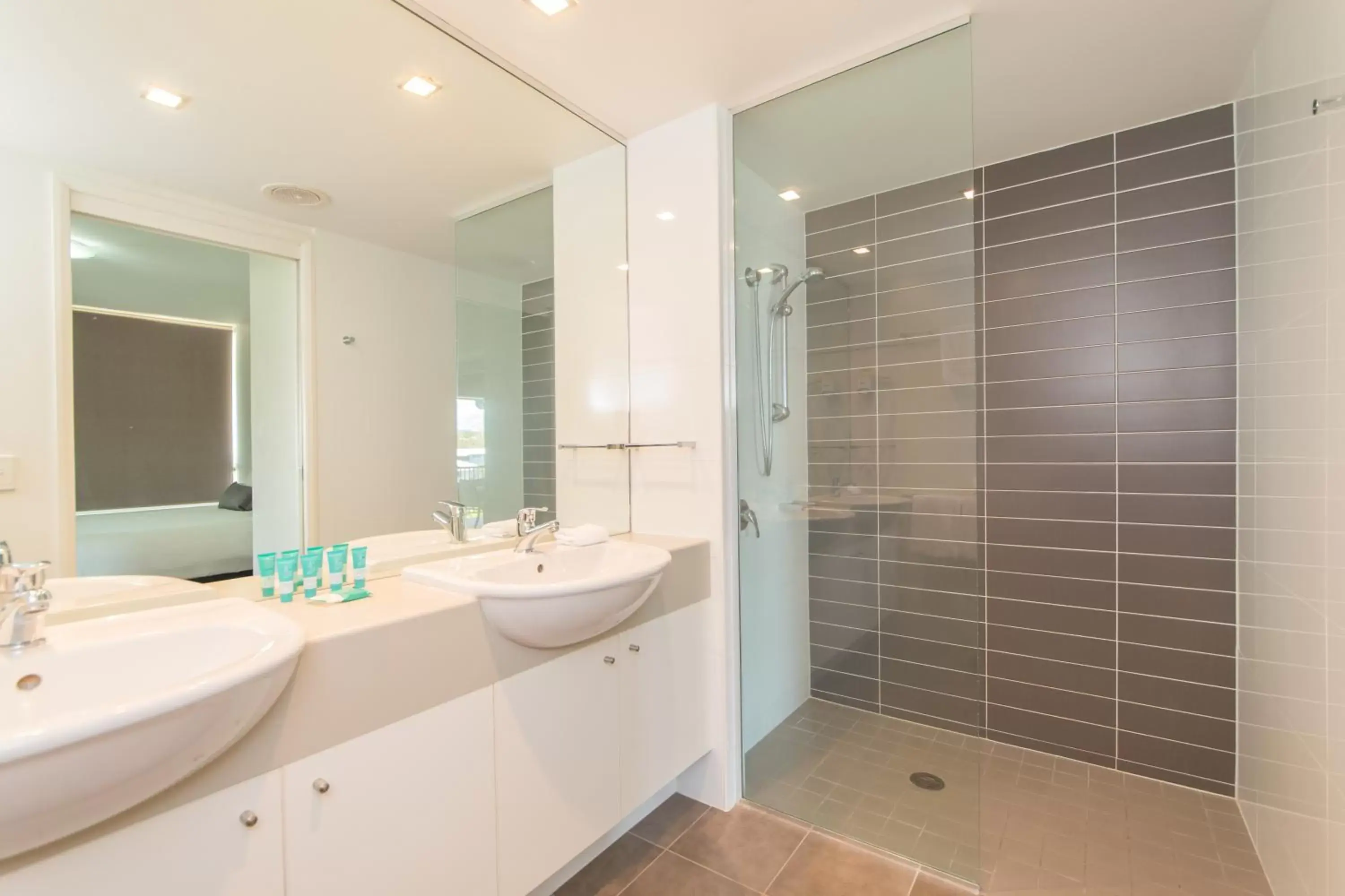 Shower, Bathroom in Beaches on Lammermoor Apartments