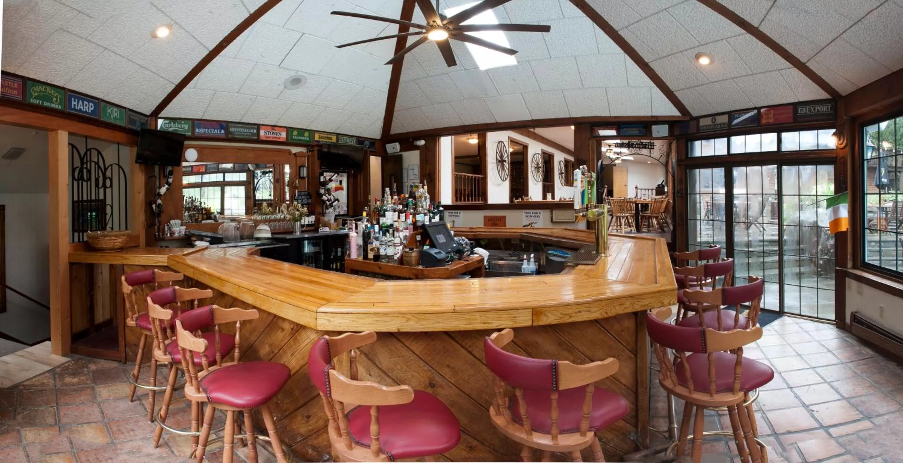 Lounge or bar in Summit Lodge
