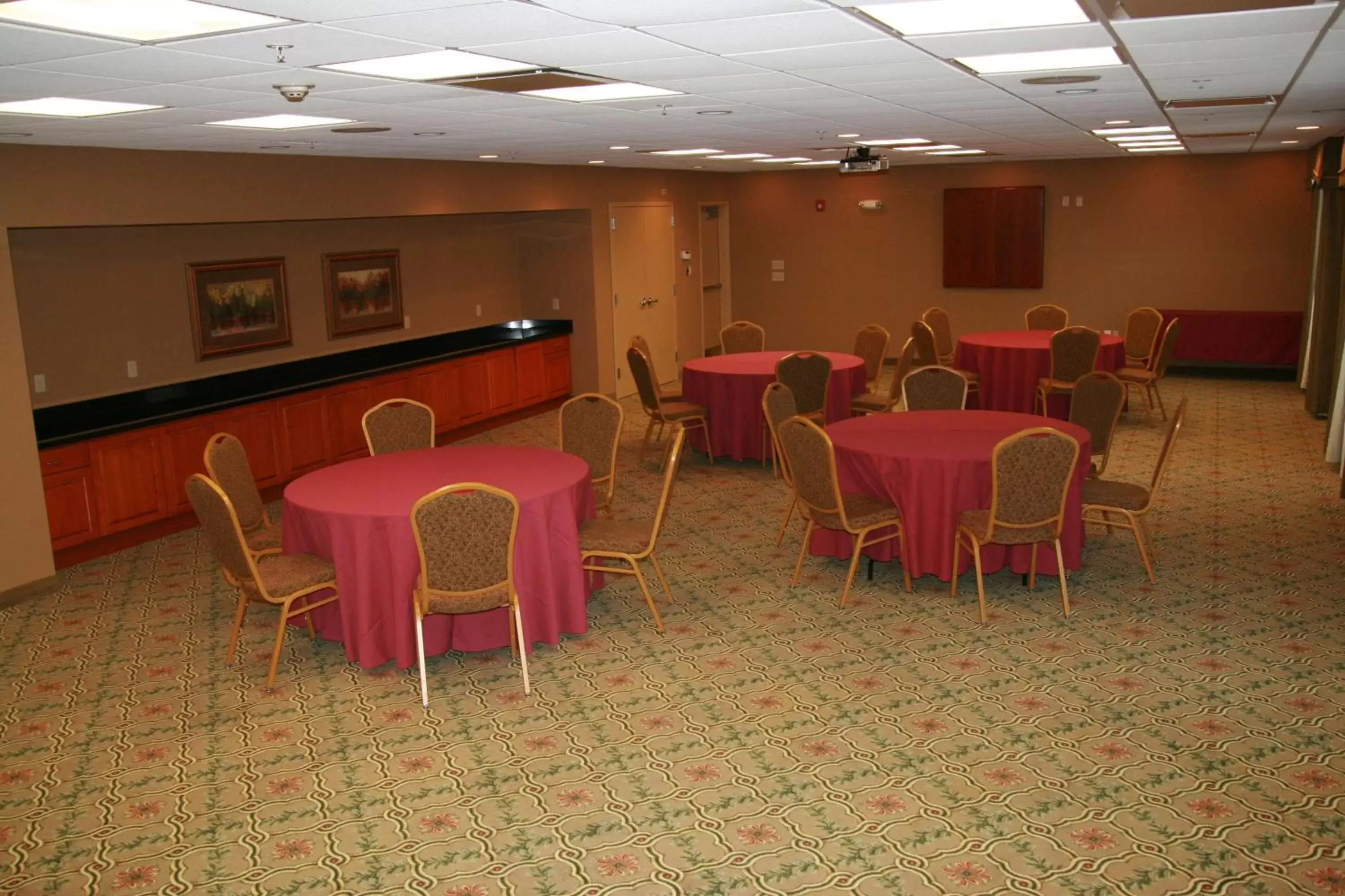 Meeting/conference room in Newly Renovated Hampton Inn Omaha West Lakeside